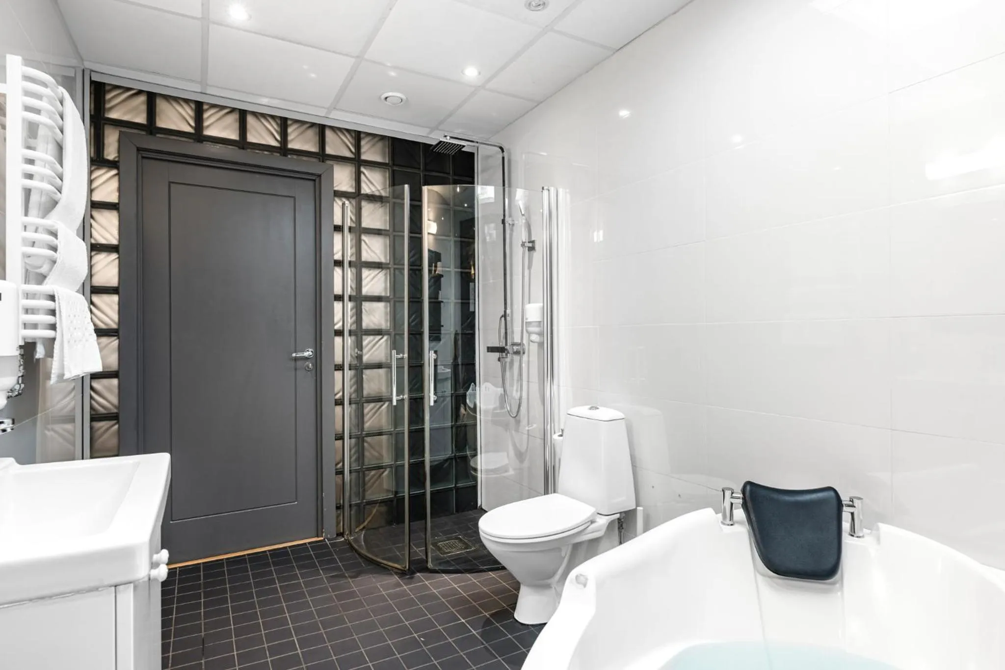 Shower in Stockholm Inn Hotel