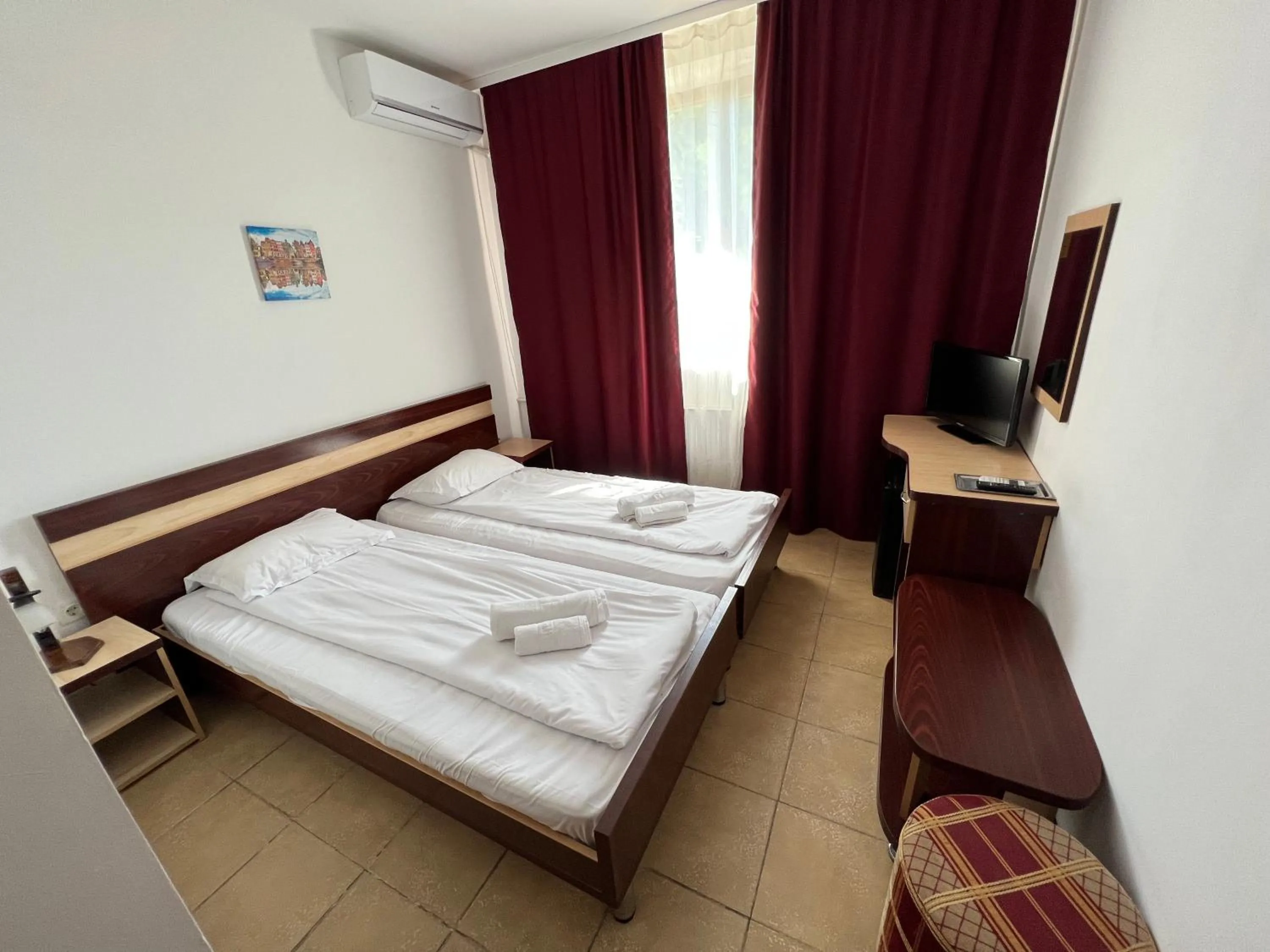 Photo of the whole room, Bed in Claudia