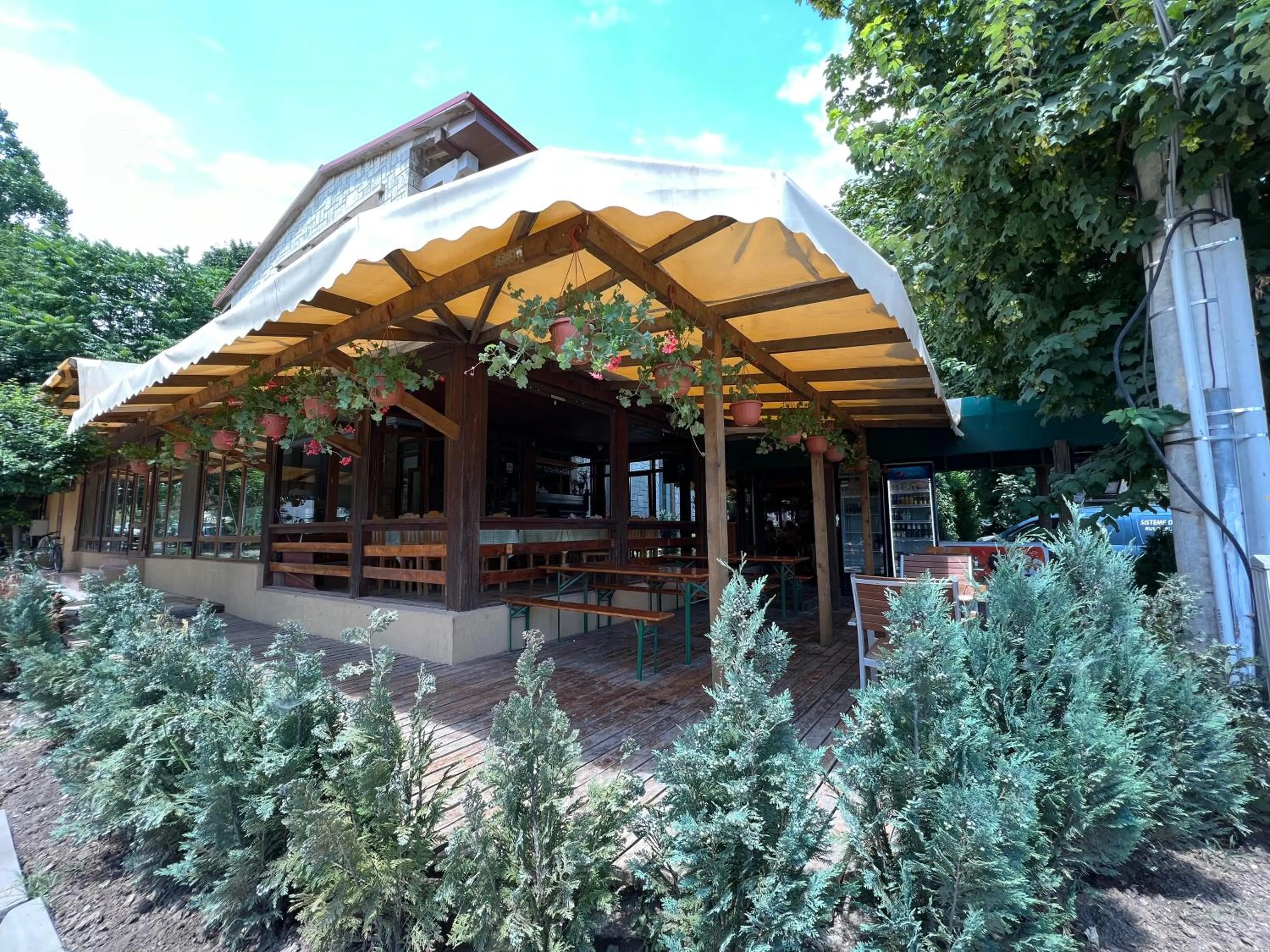 Restaurant/places to eat in Claudia
