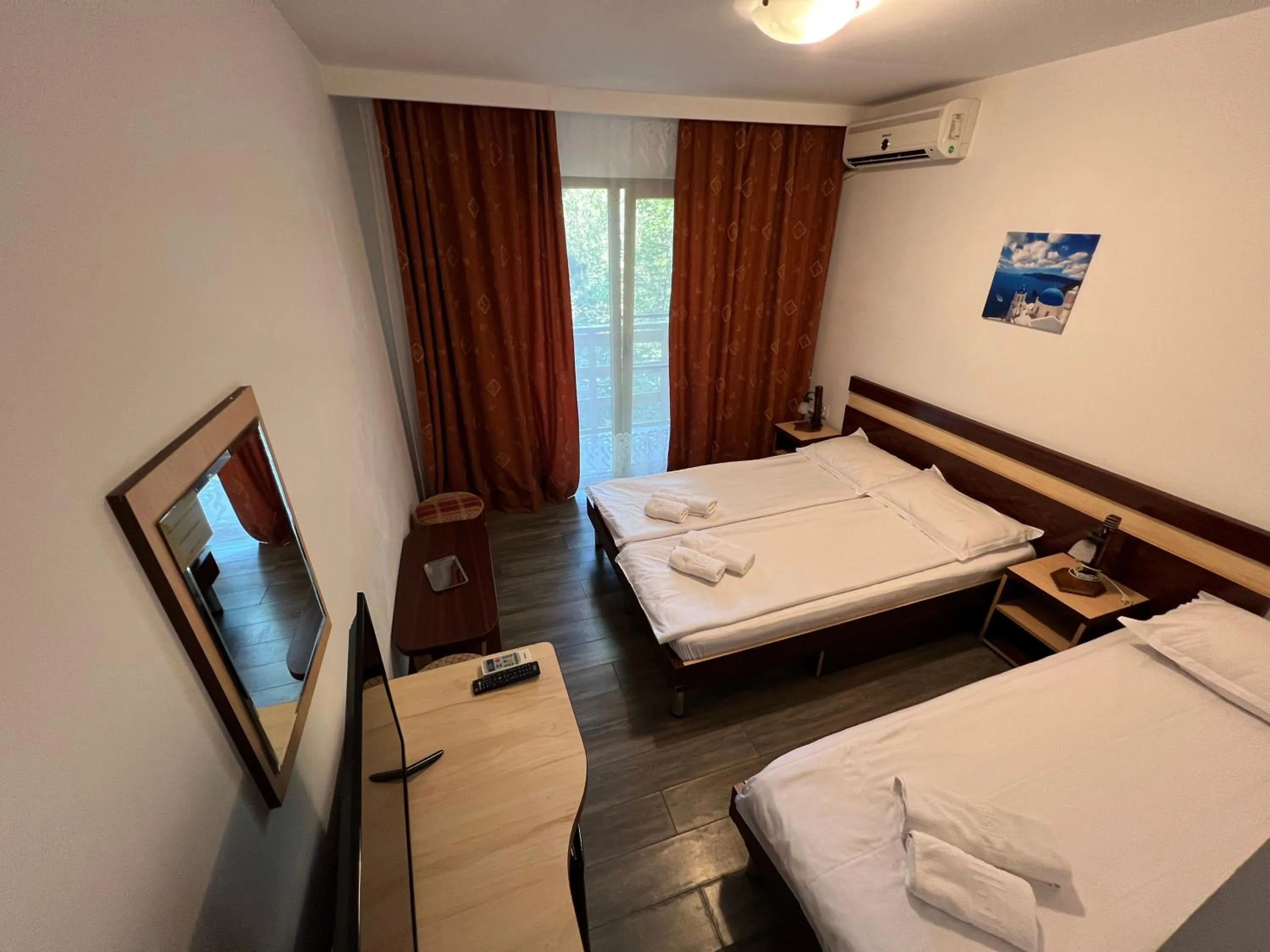 Photo of the whole room, Bed in Claudia
