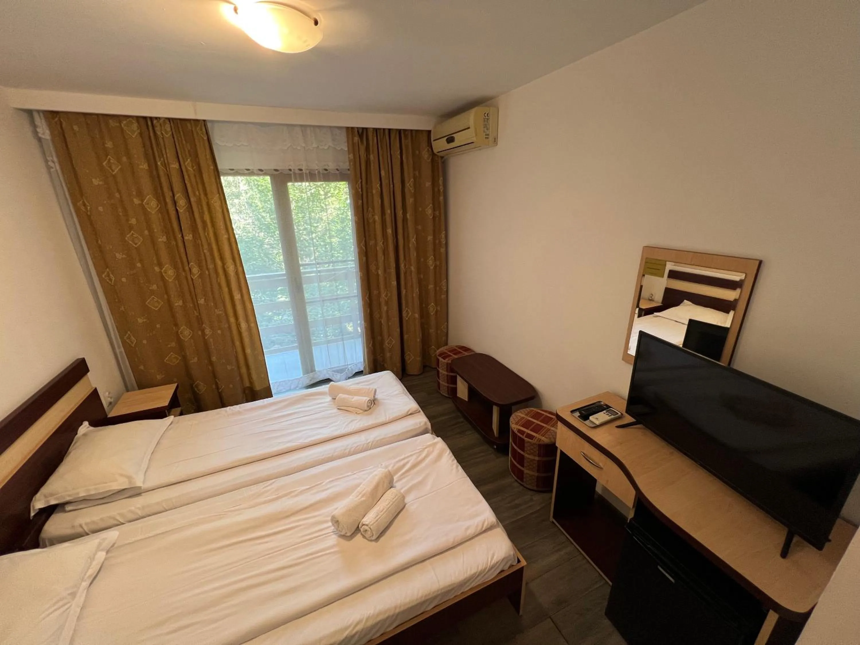 Photo of the whole room, Bed in Claudia