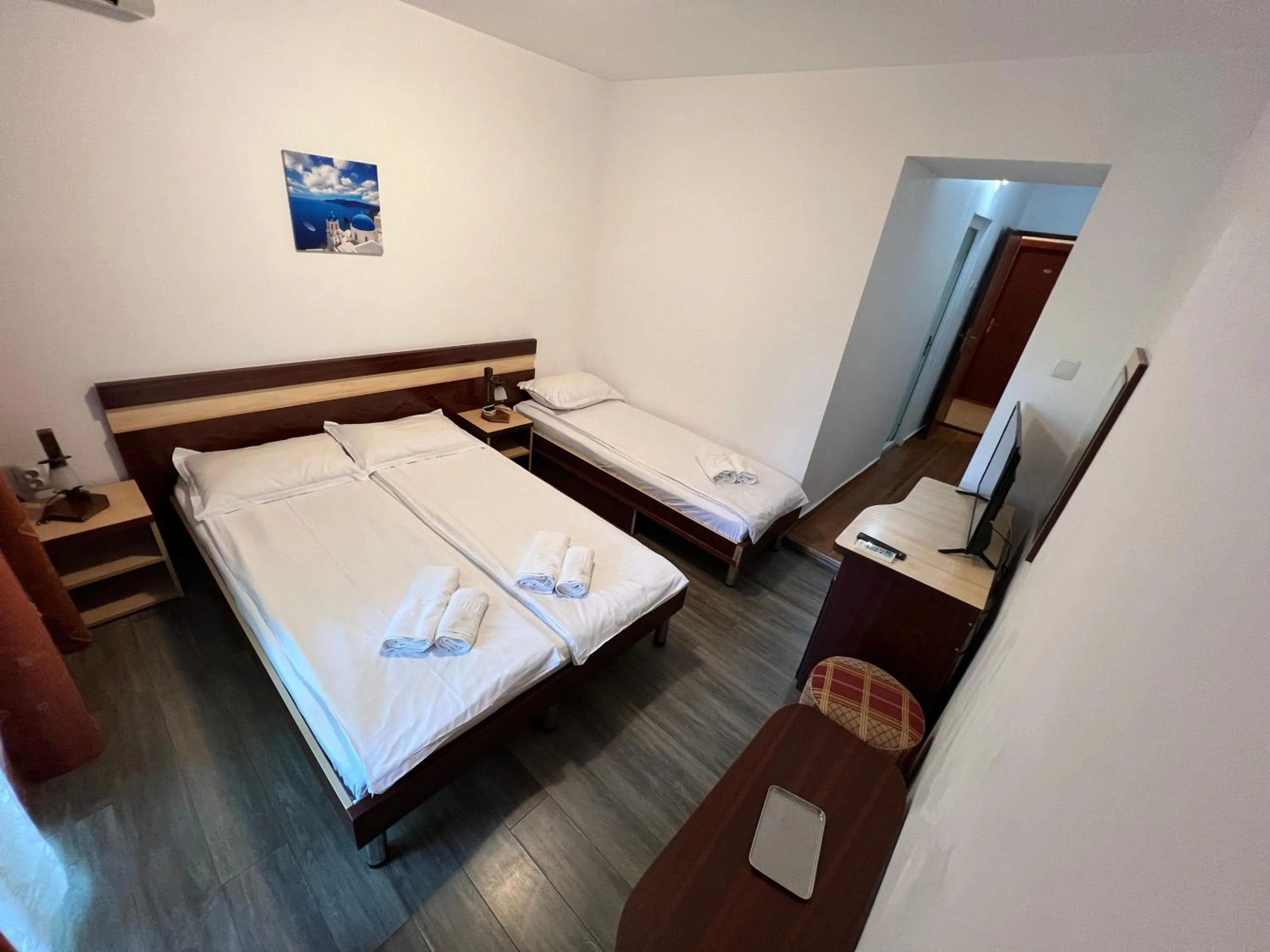 Photo of the whole room, Bed in Claudia