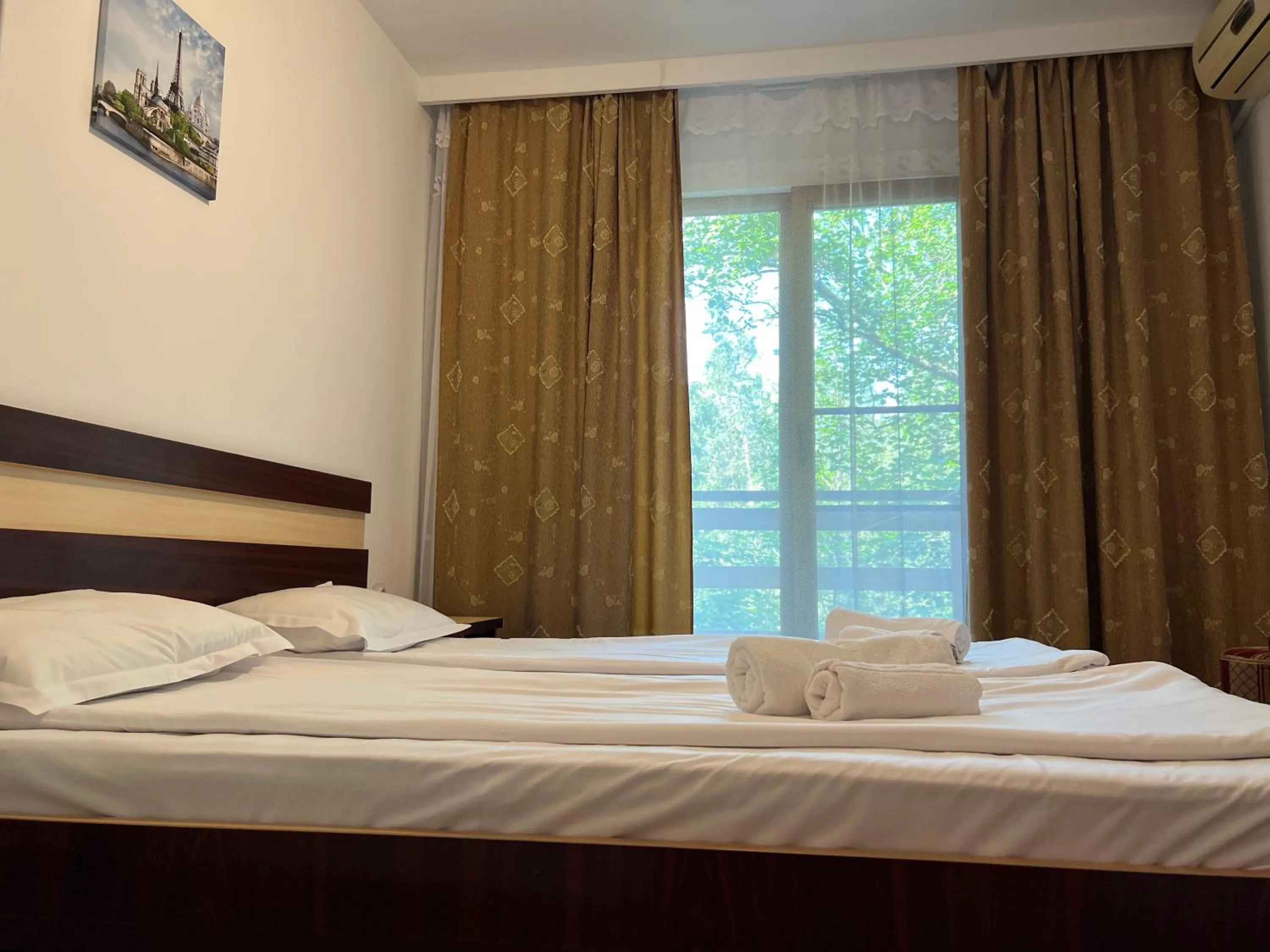 Photo of the whole room, Bed in Claudia