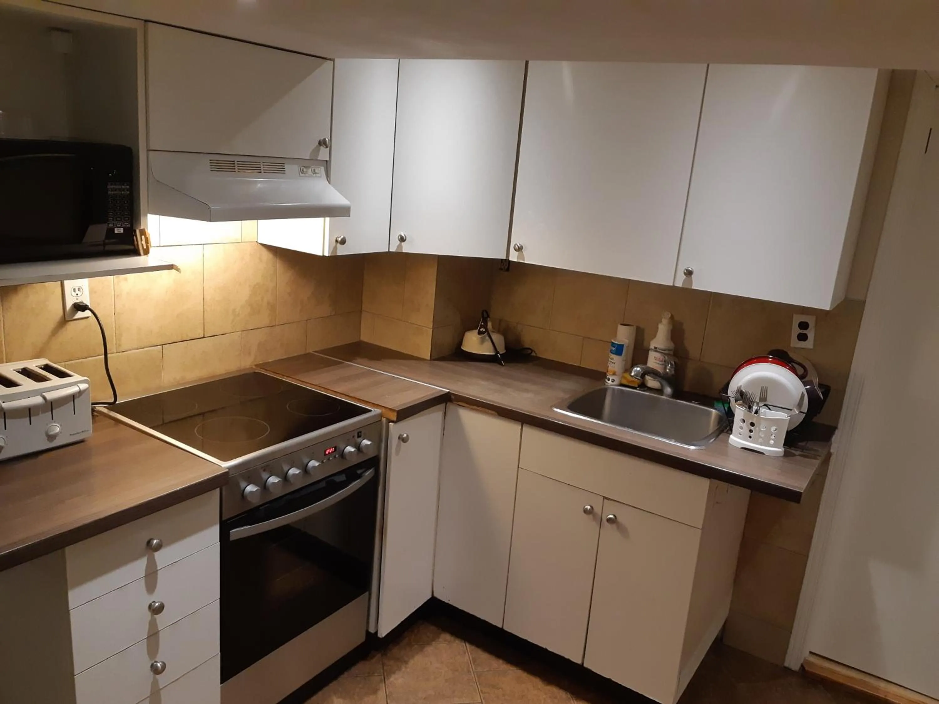 Kitchen or kitchenette in McMaster Accommodations