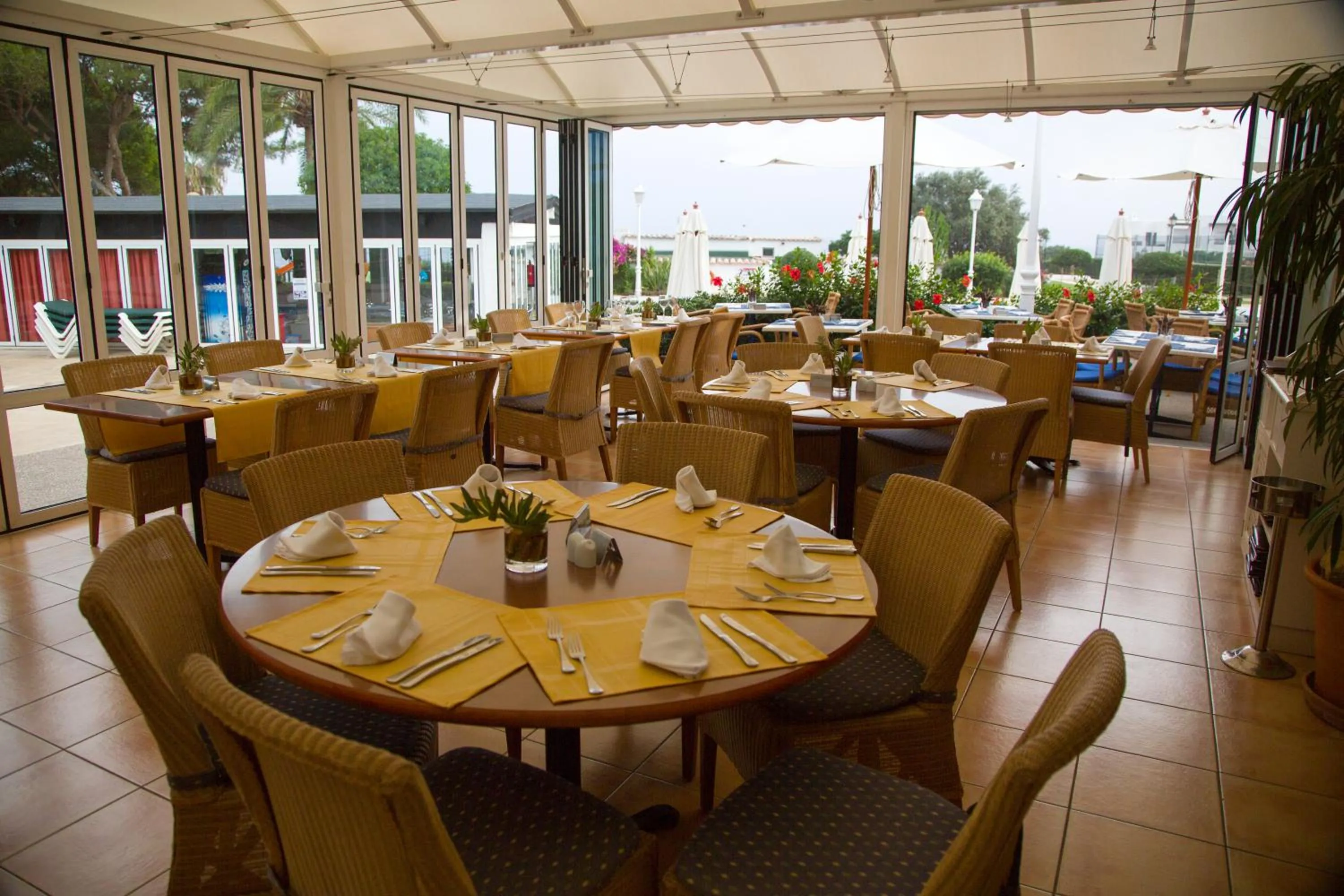 Restaurant/places to eat in Apartamentos Parque Mar