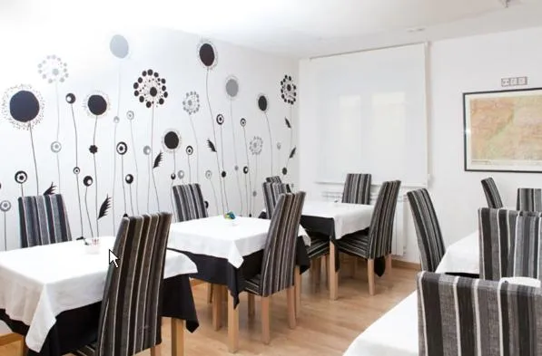 Restaurant/places to eat in Apartahotel Castejón de Sos