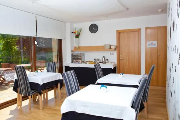 Restaurant/places to eat in Apartahotel Castejón de Sos
