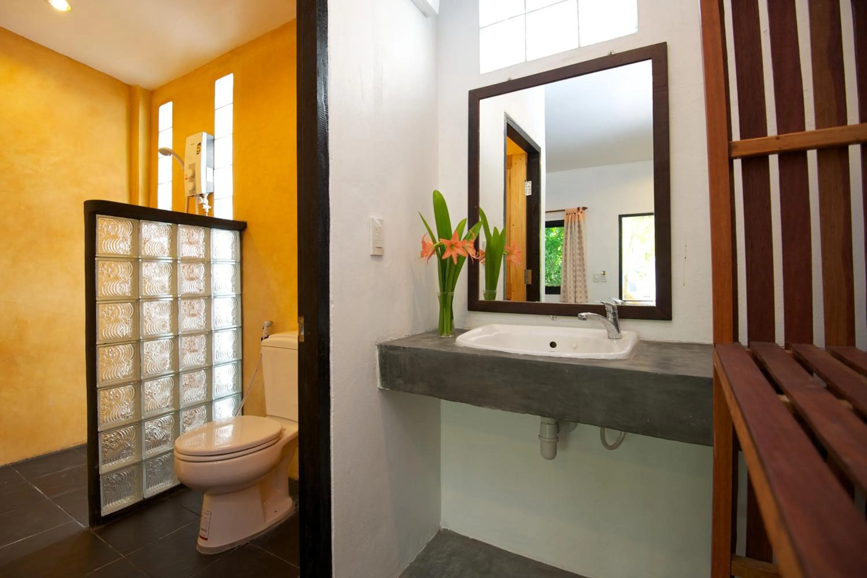 Toilet in Fisherman Koh Tao