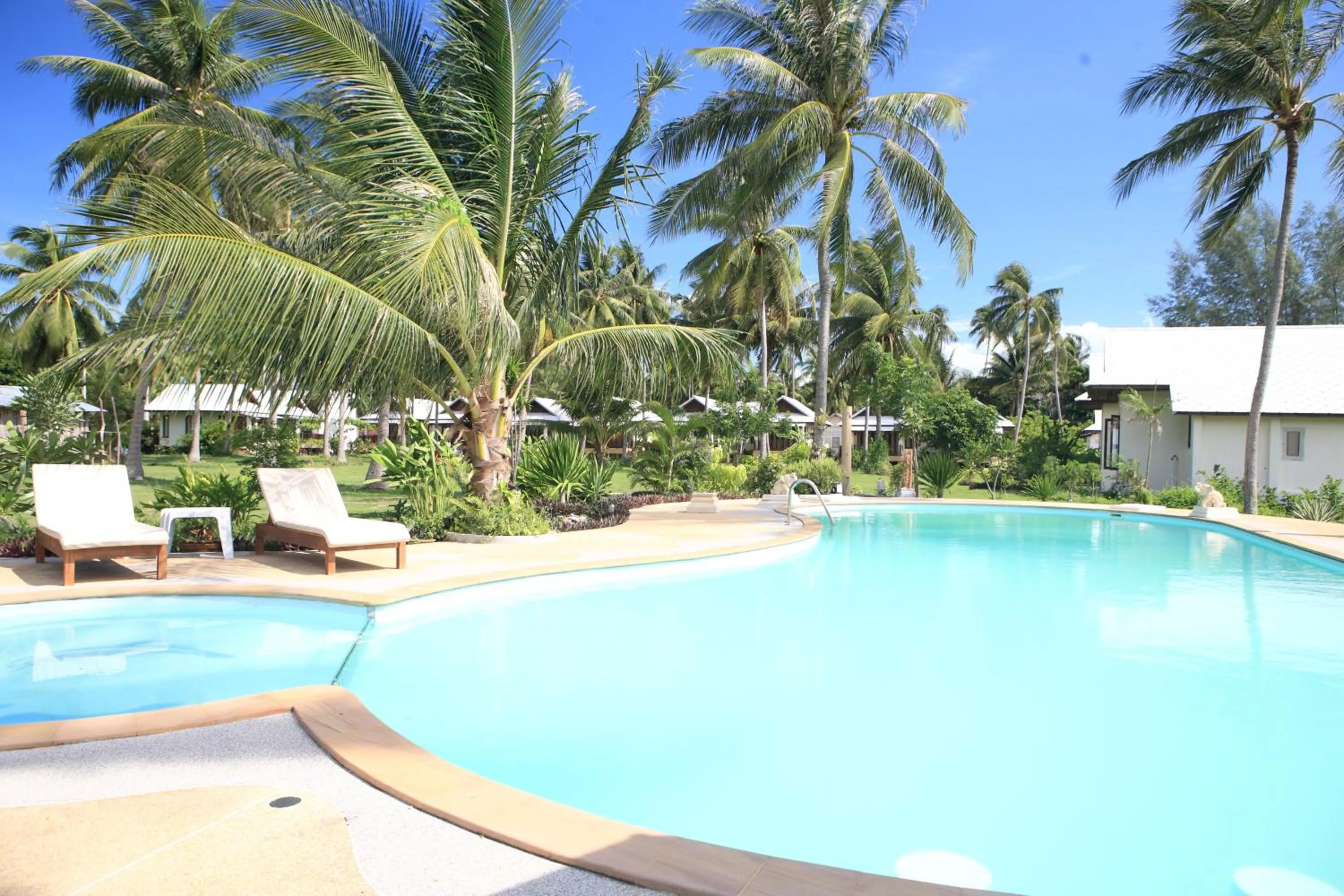 Swimming pool in Phangka Paradise Resort