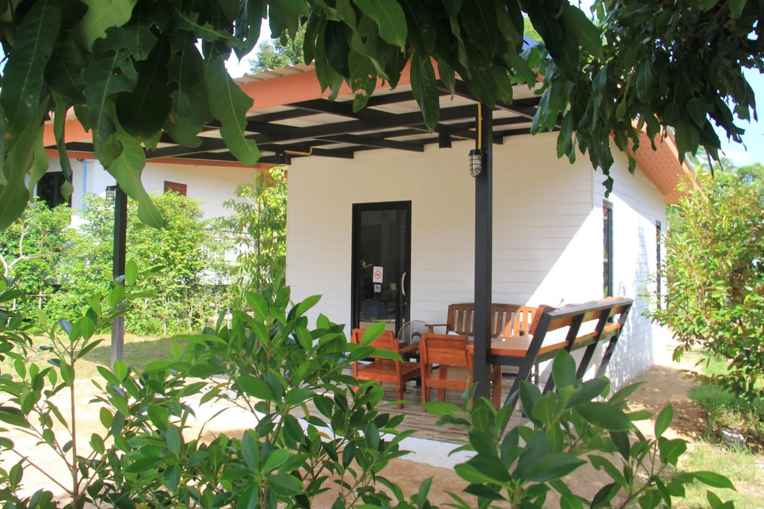 Communal lounge/ TV room in Yangyai Garden Lodge