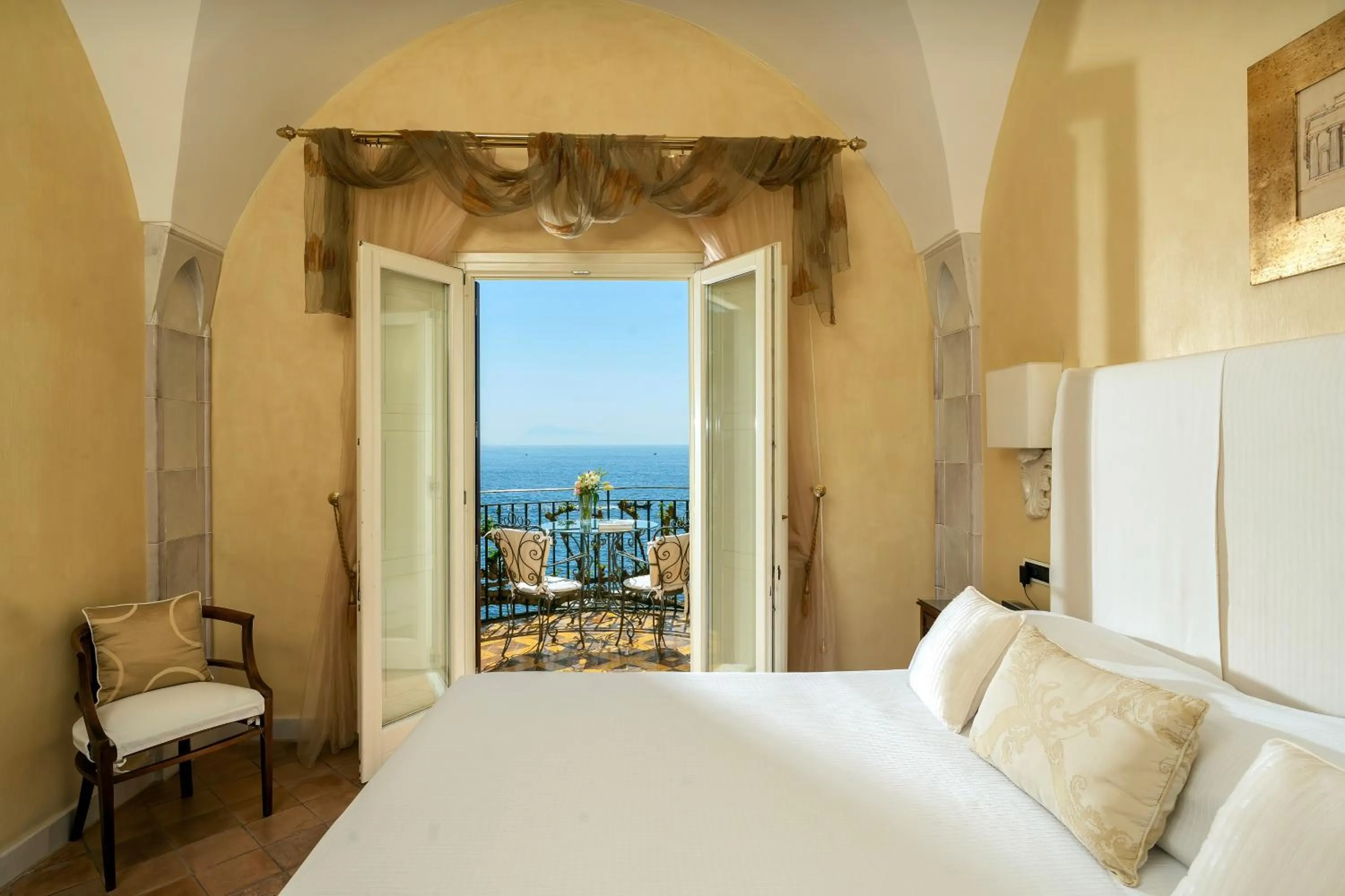 Balcony/Terrace, Bed in Hotel Santa Caterina