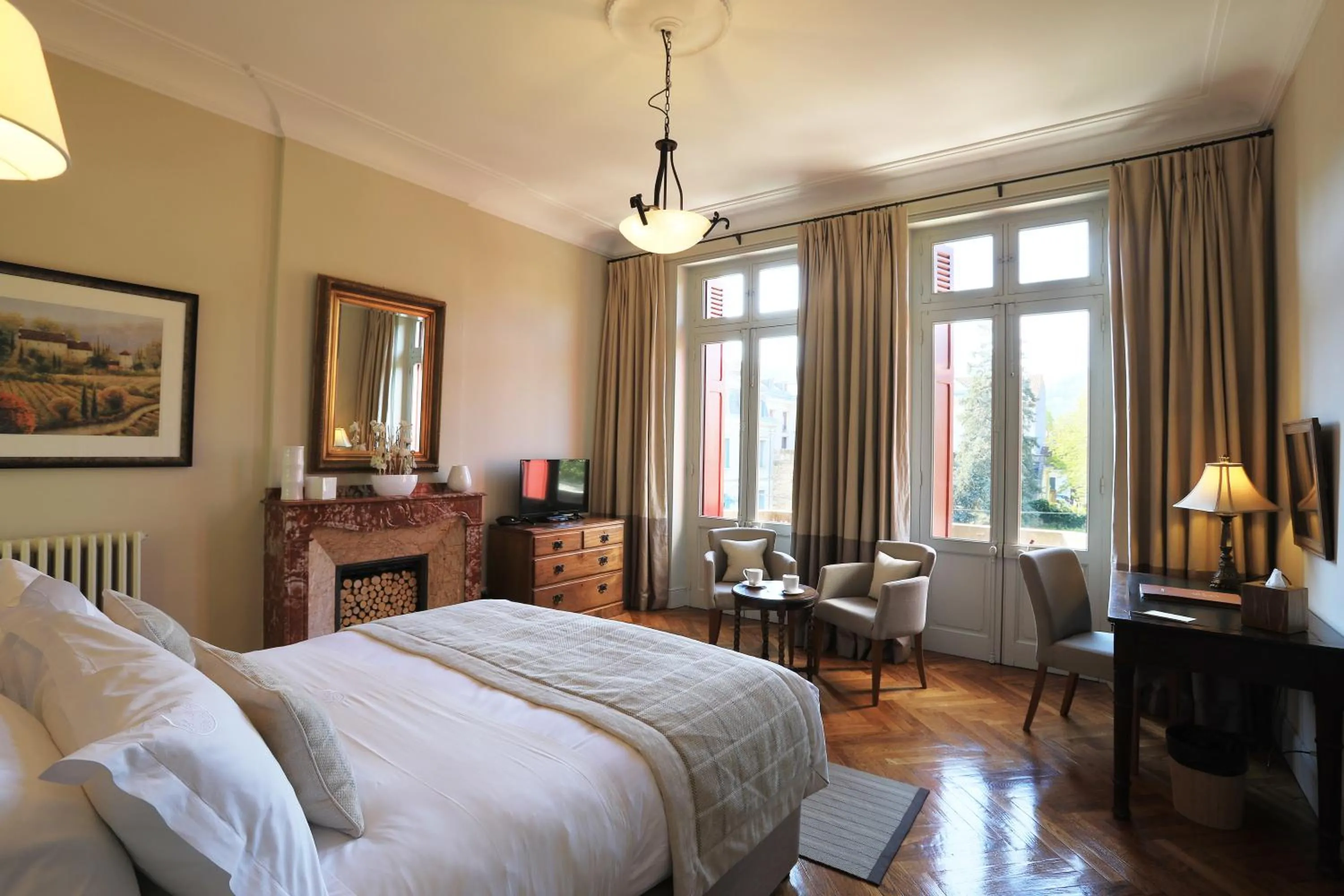 Superior Double Room with Balcony in La Villa de Mazamet