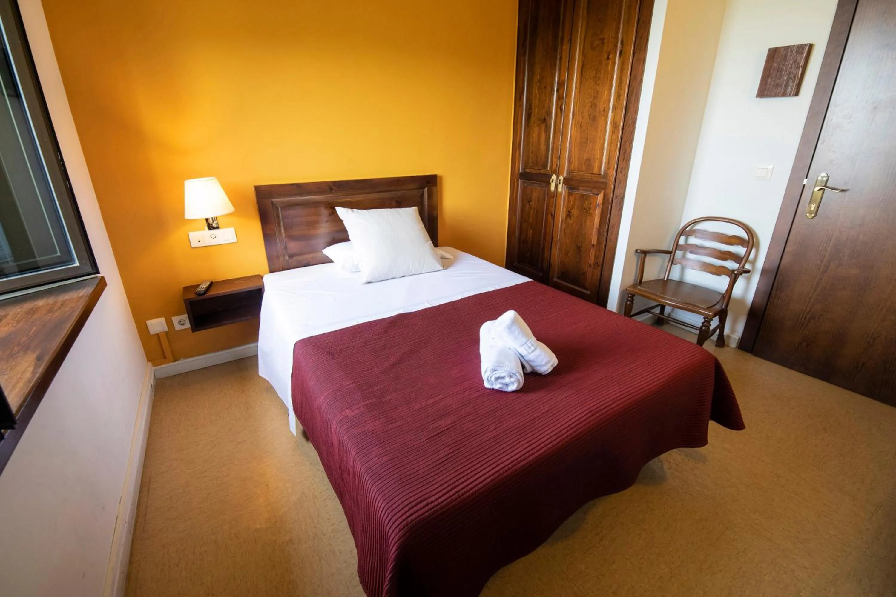 Photo of the whole room, Bed in Santuari de la Salut de Sant Feliu de Pallerols