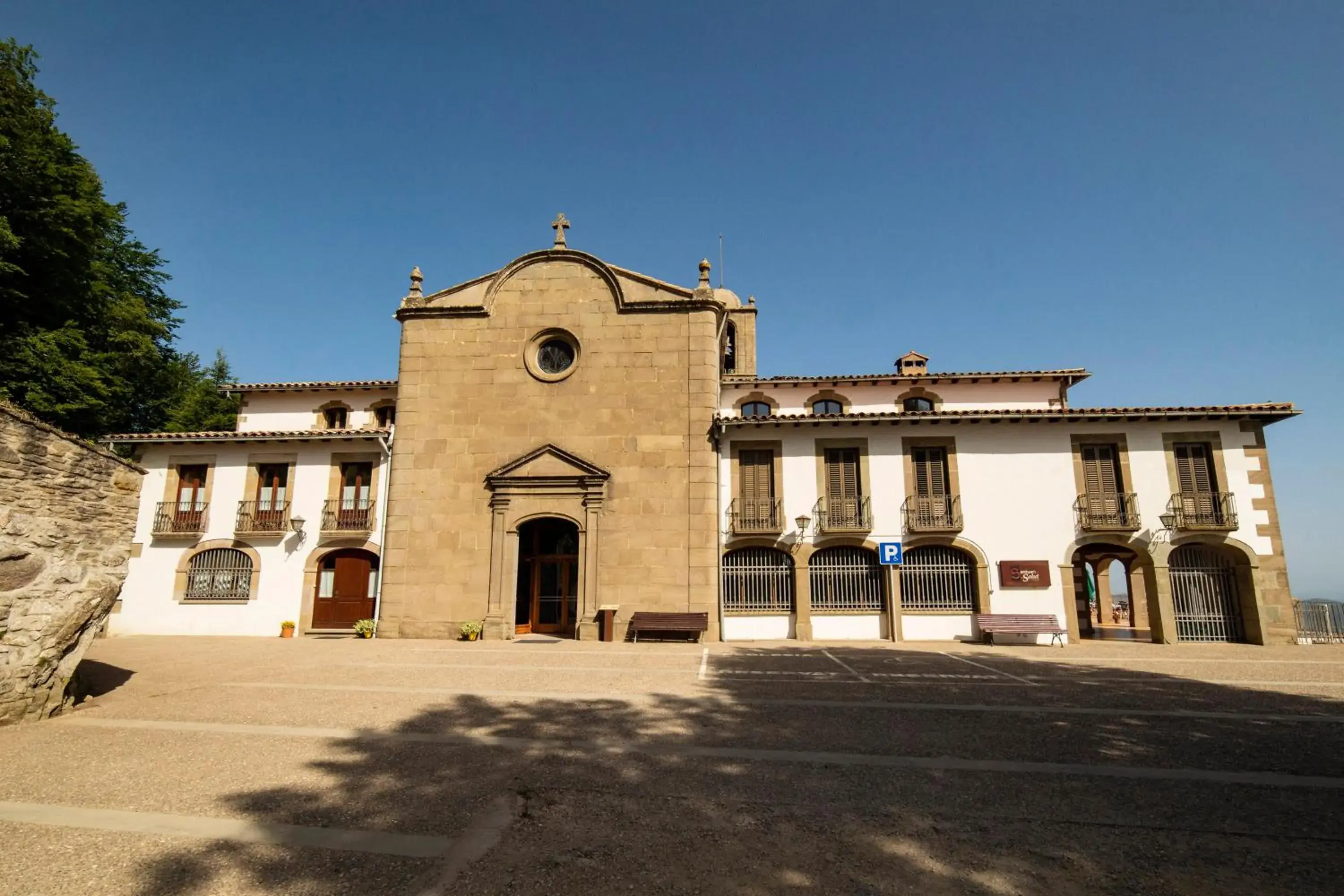 Santuari de la Salut de Sant Feliu de Pallerols Santuari de la Salut de Sant Feliu de Pallerols