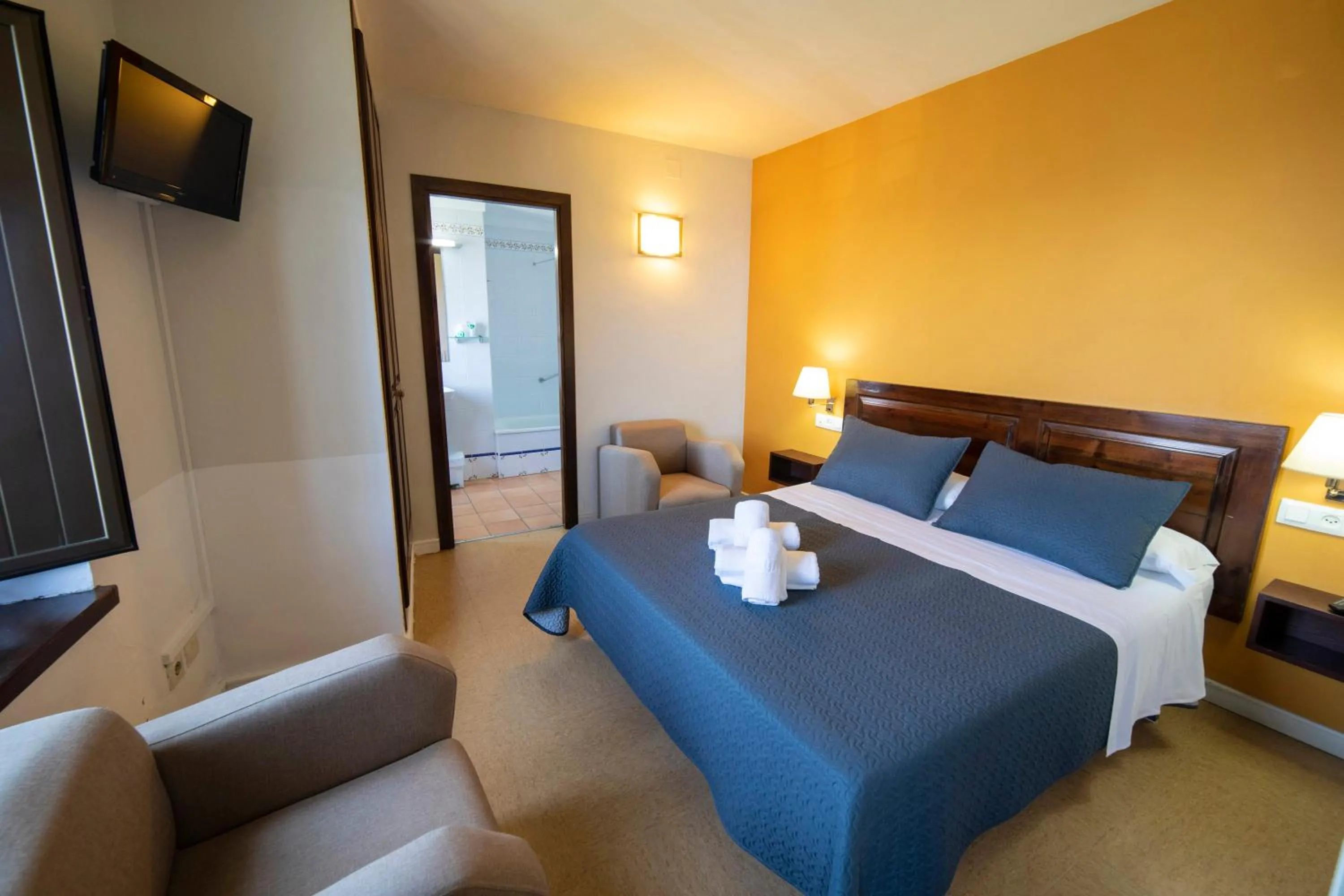Photo of the whole room, Bed in Santuari de la Salut de Sant Feliu de Pallerols