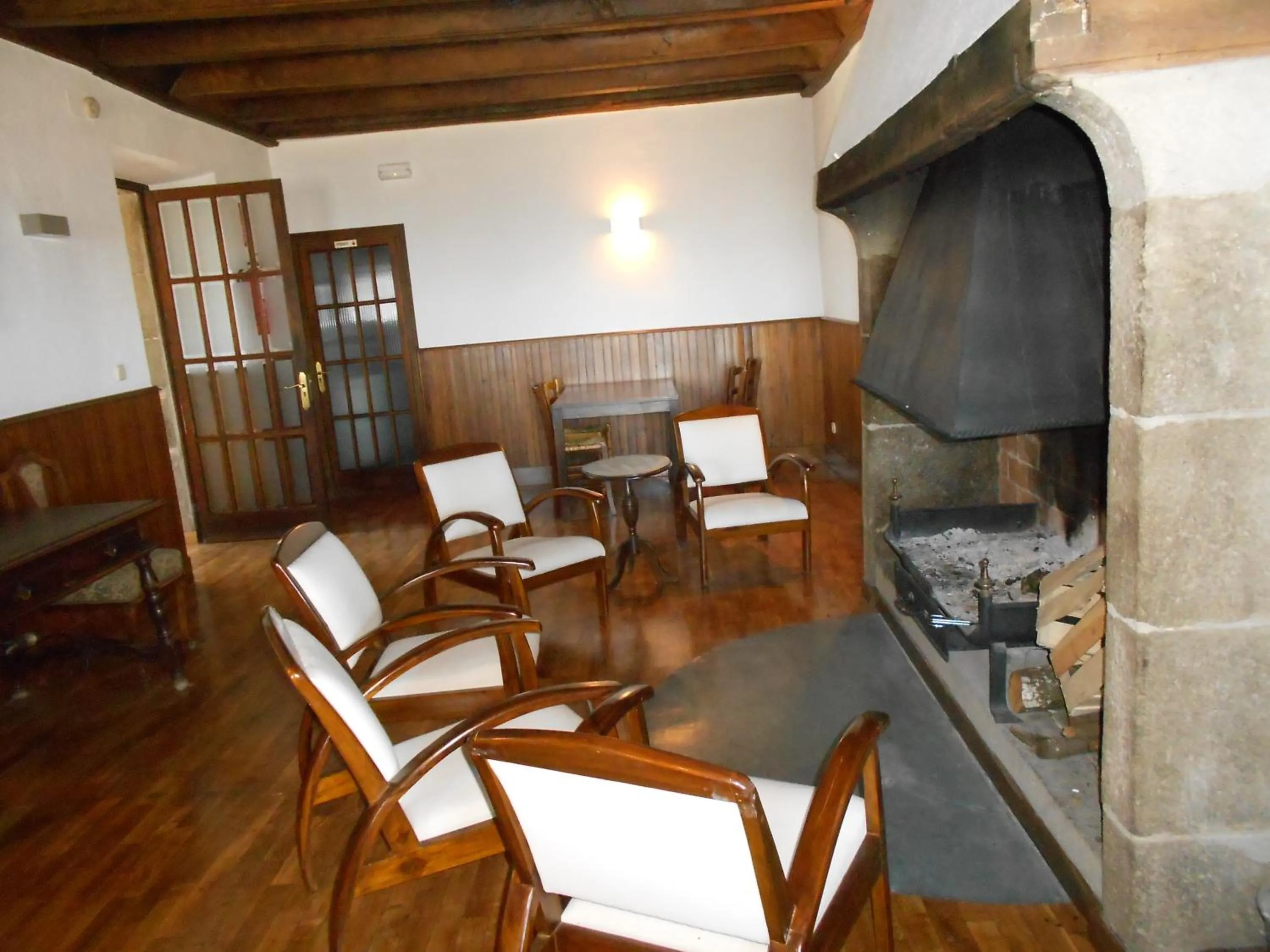 Communal lounge/ TV room in Santuari de la Salut de Sant Feliu de Pallerols