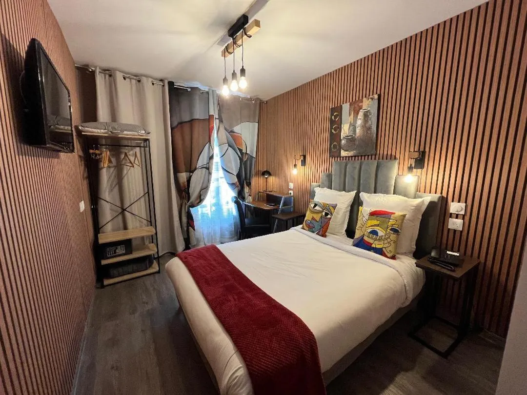 Shower, Bed in Hotel de Belfort