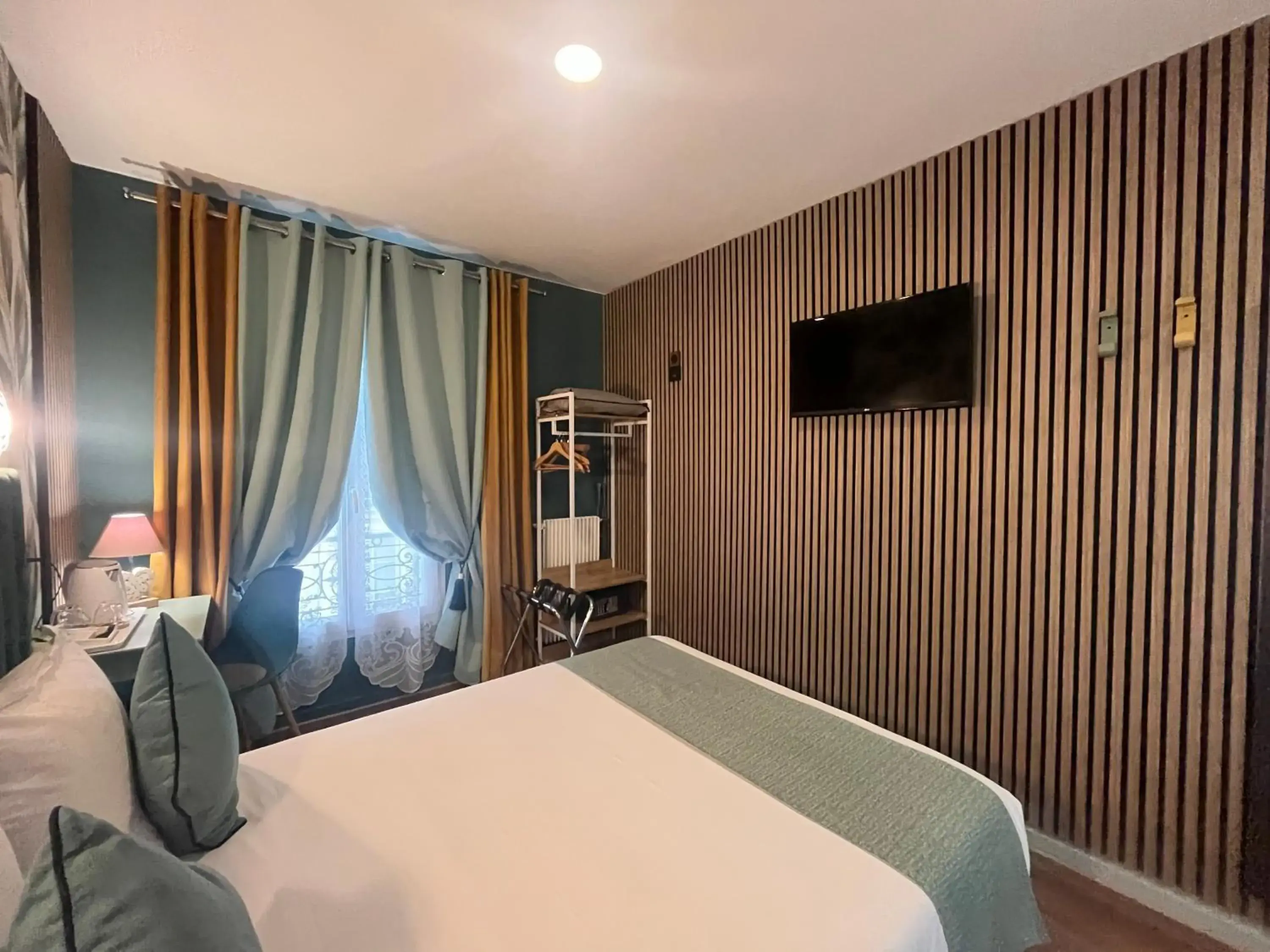 Shower, Bed in Hotel de Belfort Shower, Bed in Hotel de Belfort