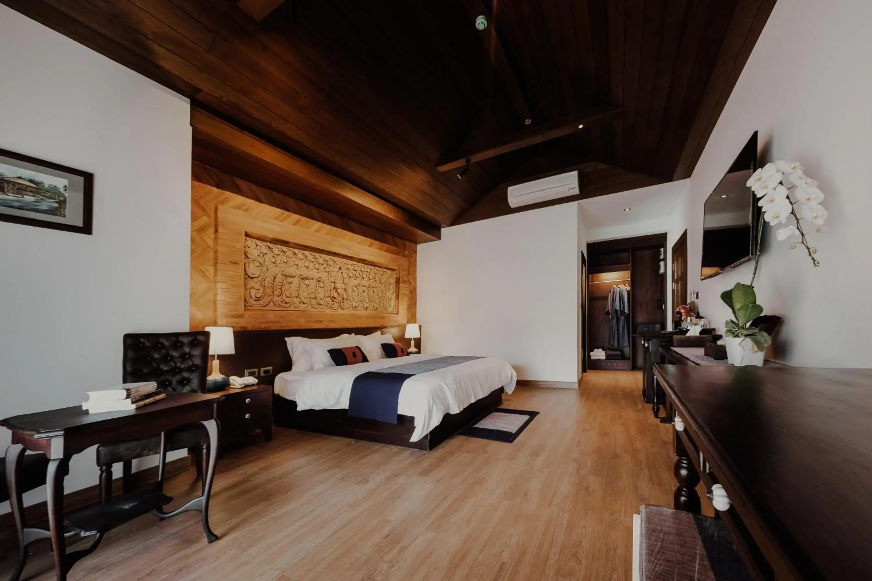 Photo of the whole room, Bed in Phor Liang Meun Terracotta Arts Photo of the whole room, Bed in Phor Liang Meun Terracotta Arts