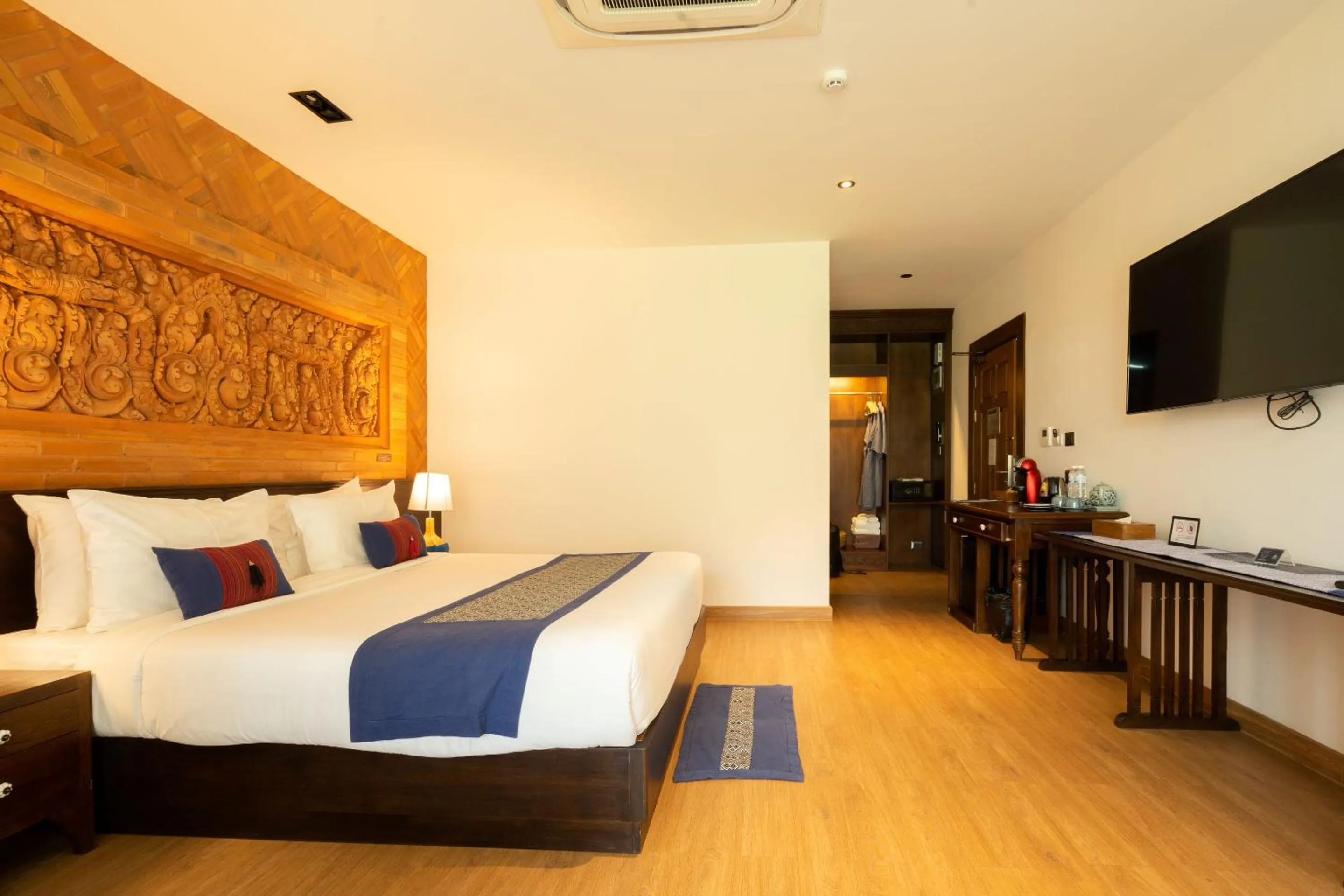 Bedroom, Bed in Phor Liang Meun Terracotta Arts