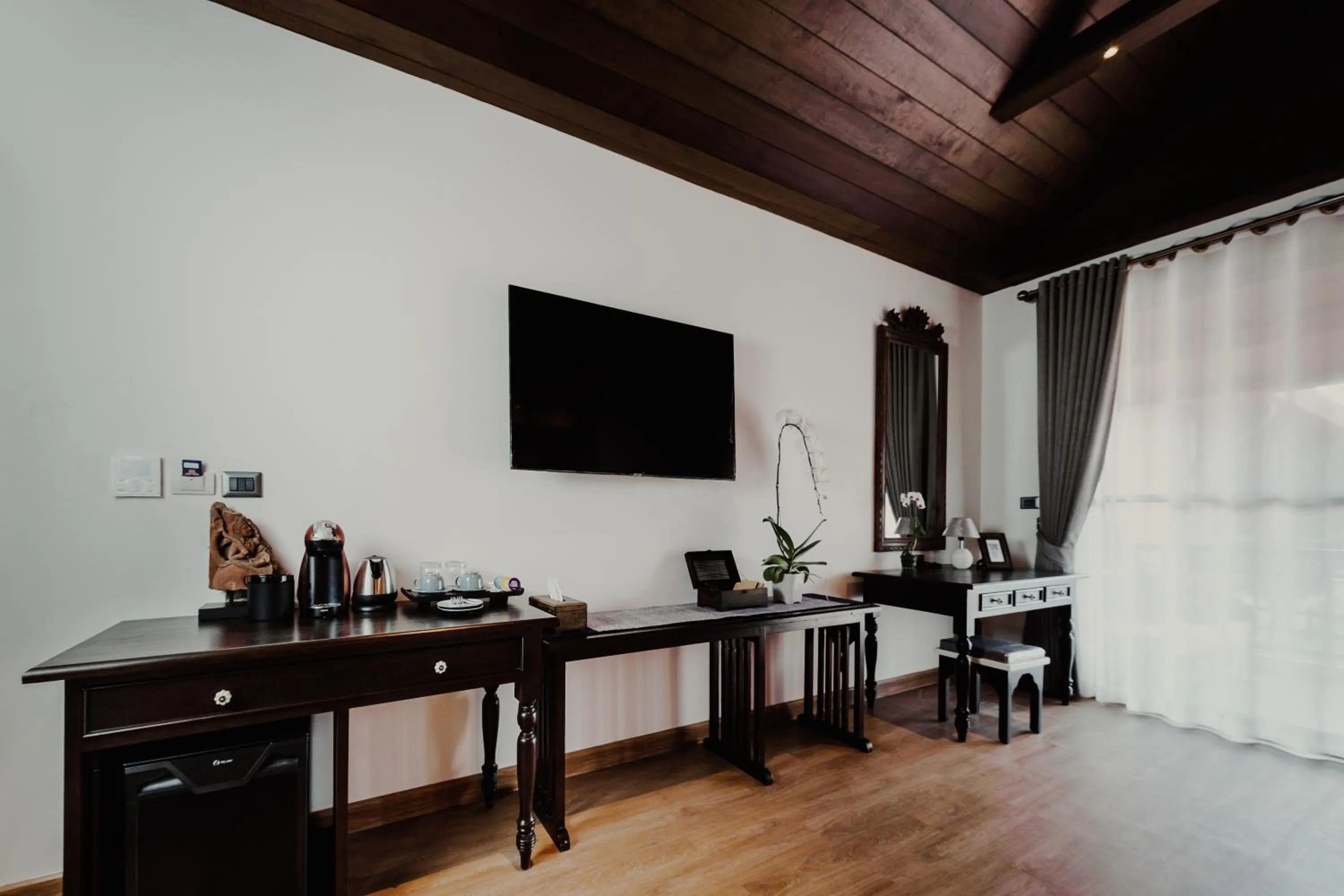 Photo of the whole room in Phor Liang Meun Terracotta Arts