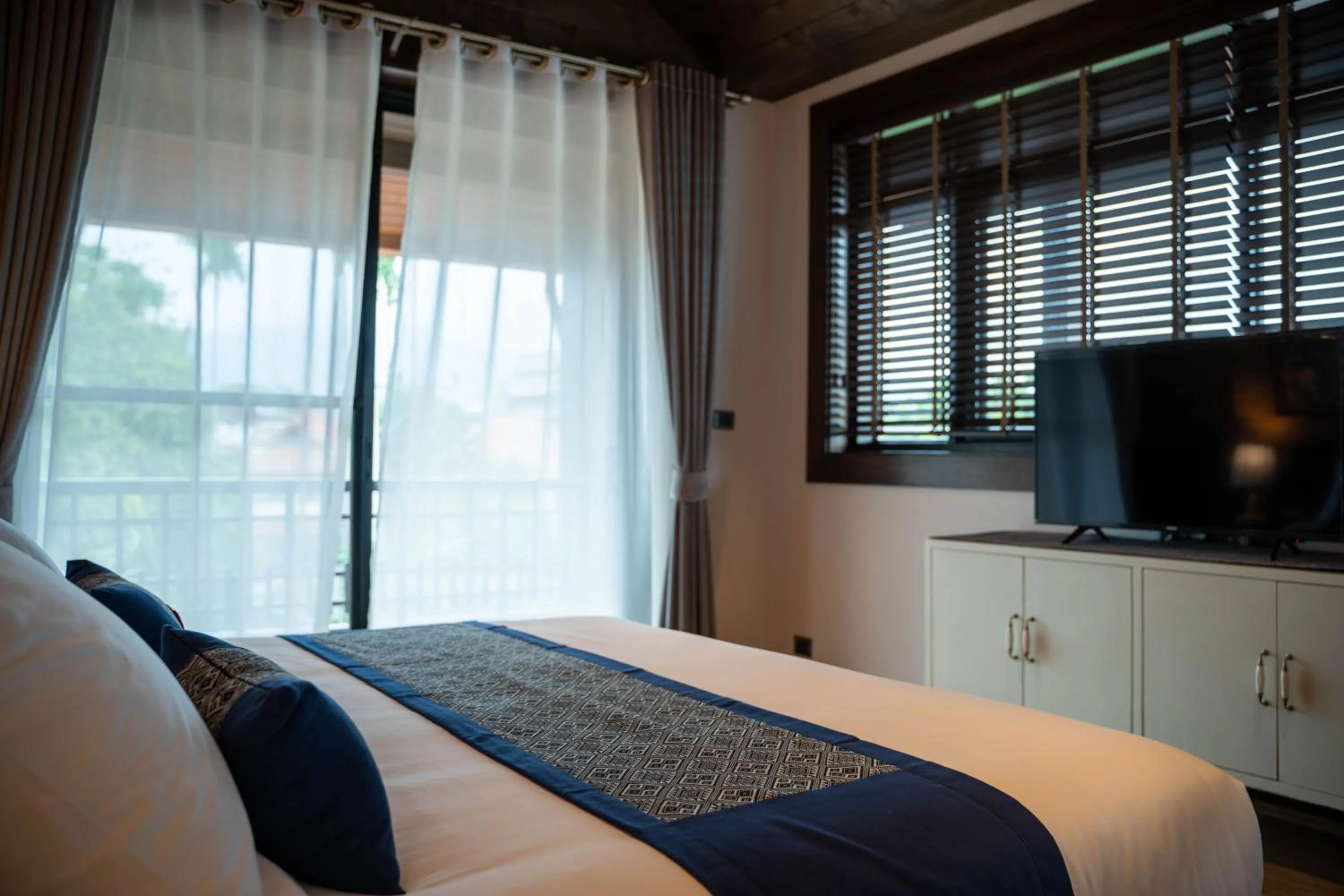 Bedroom, Bed in Phor Liang Meun Terracotta Arts