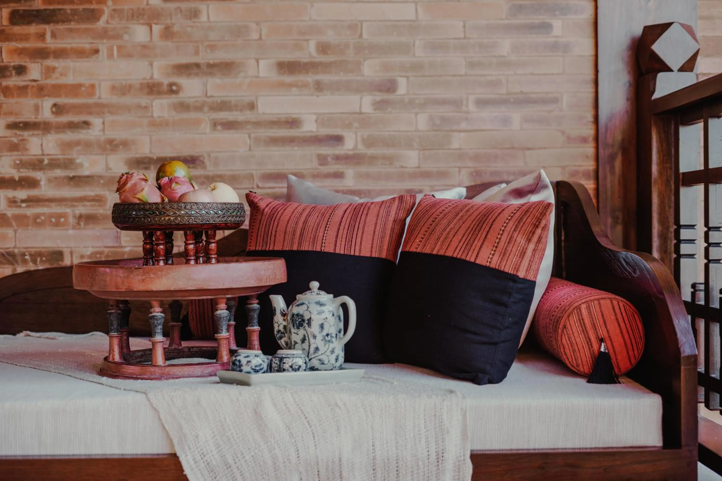 Photo of the whole room, Bed in Phor Liang Meun Terracotta Arts