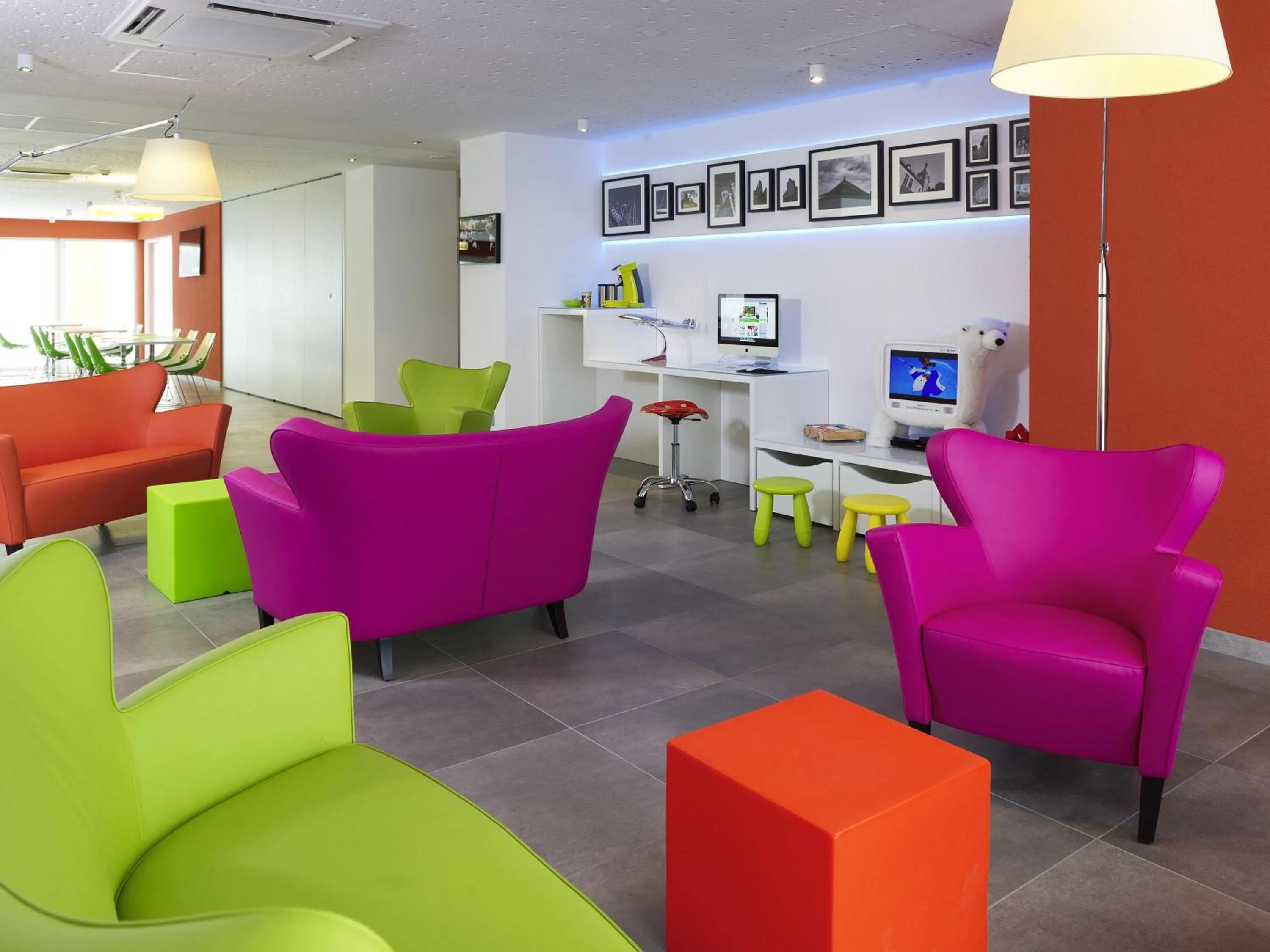 Lounge or bar in Ibis Styles Nivelles