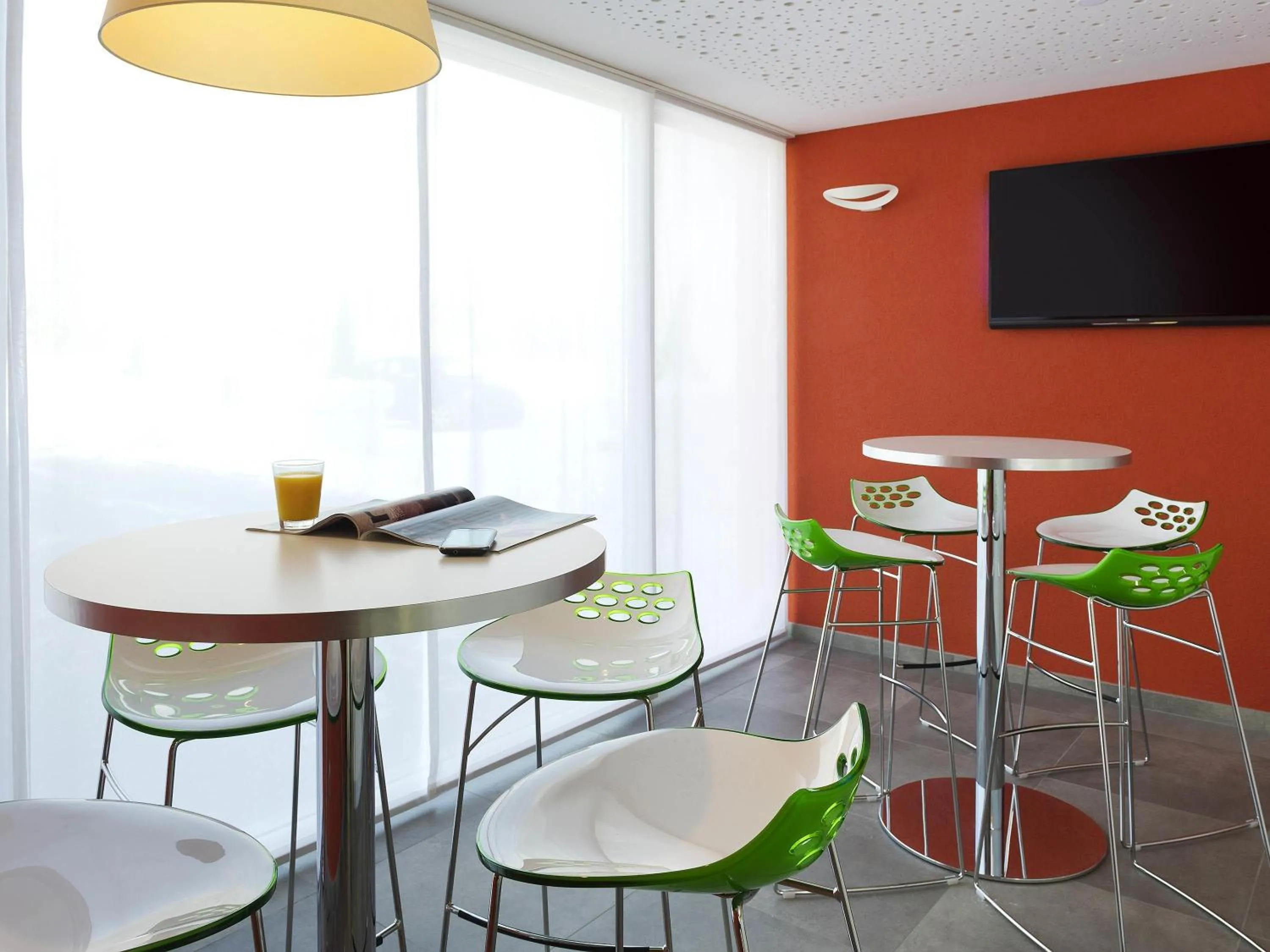 Lounge or bar in Ibis Styles Nivelles