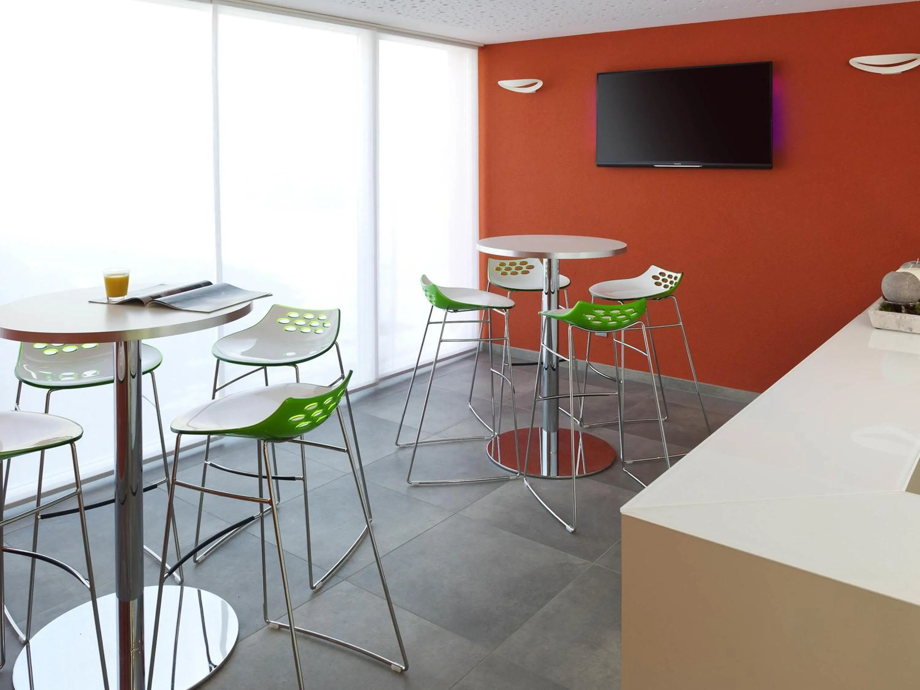 Lounge or bar in Ibis Styles Nivelles