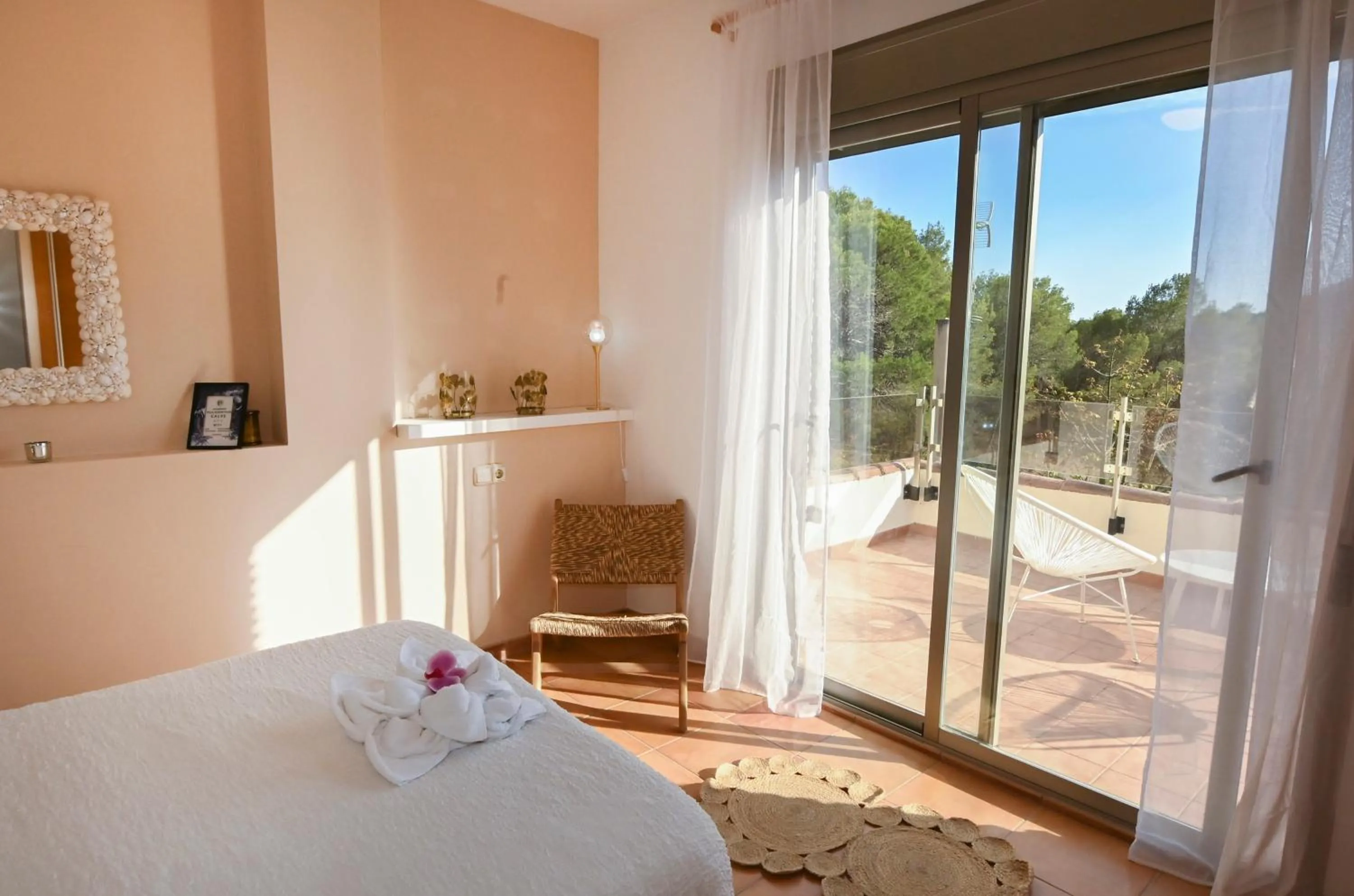 Balcony/Terrace, Bed in Villa Alegre Playa Calpe Grupo Terra de Mar, alojamientos con encanto