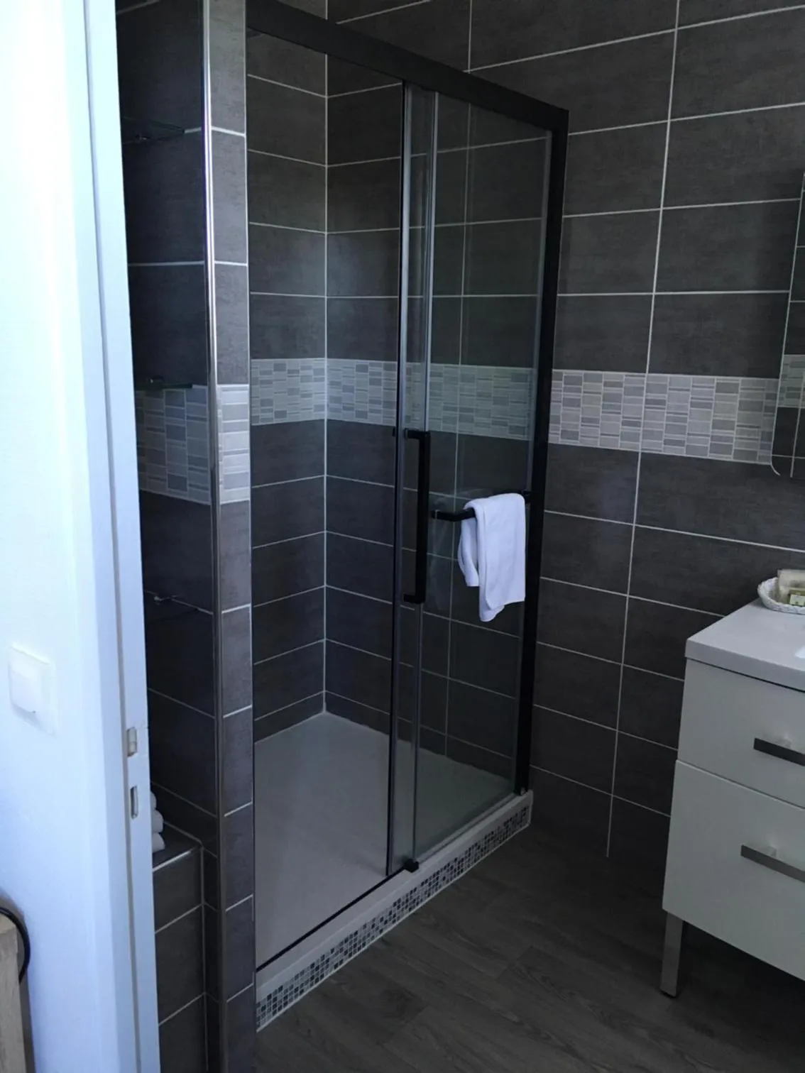 Shower in Logis Hôtel le Relais du Bas Limousin