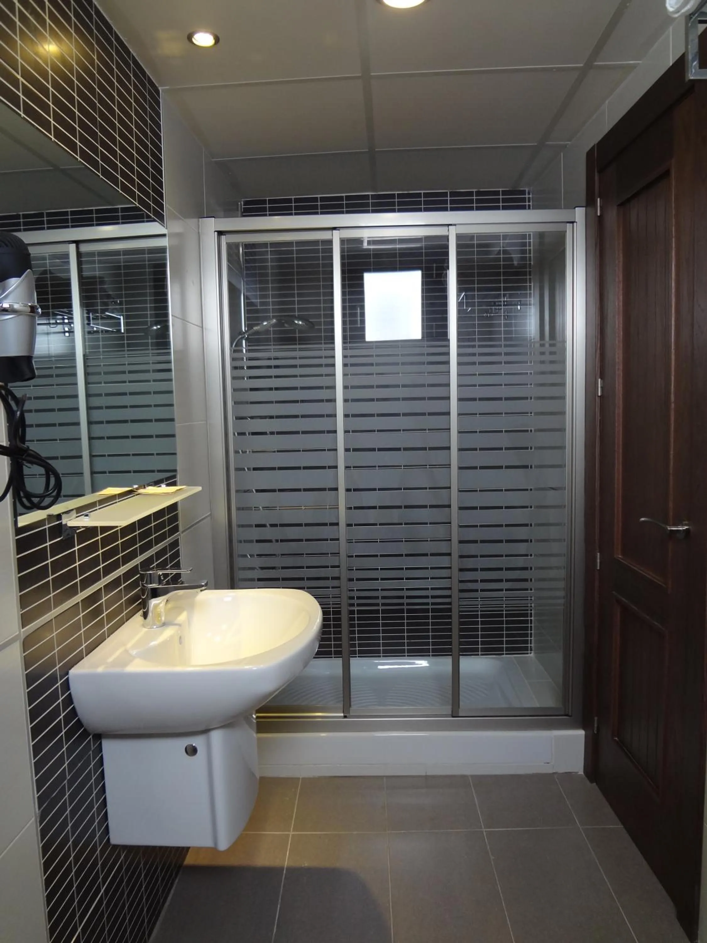 Shower in Hotel Rural Real de Poqueira