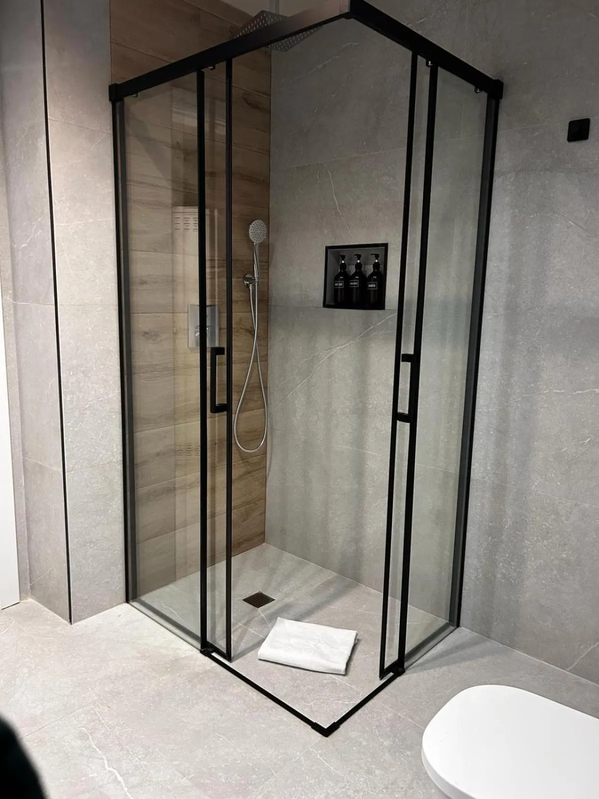 Shower in Valencia Apartamentos Goya