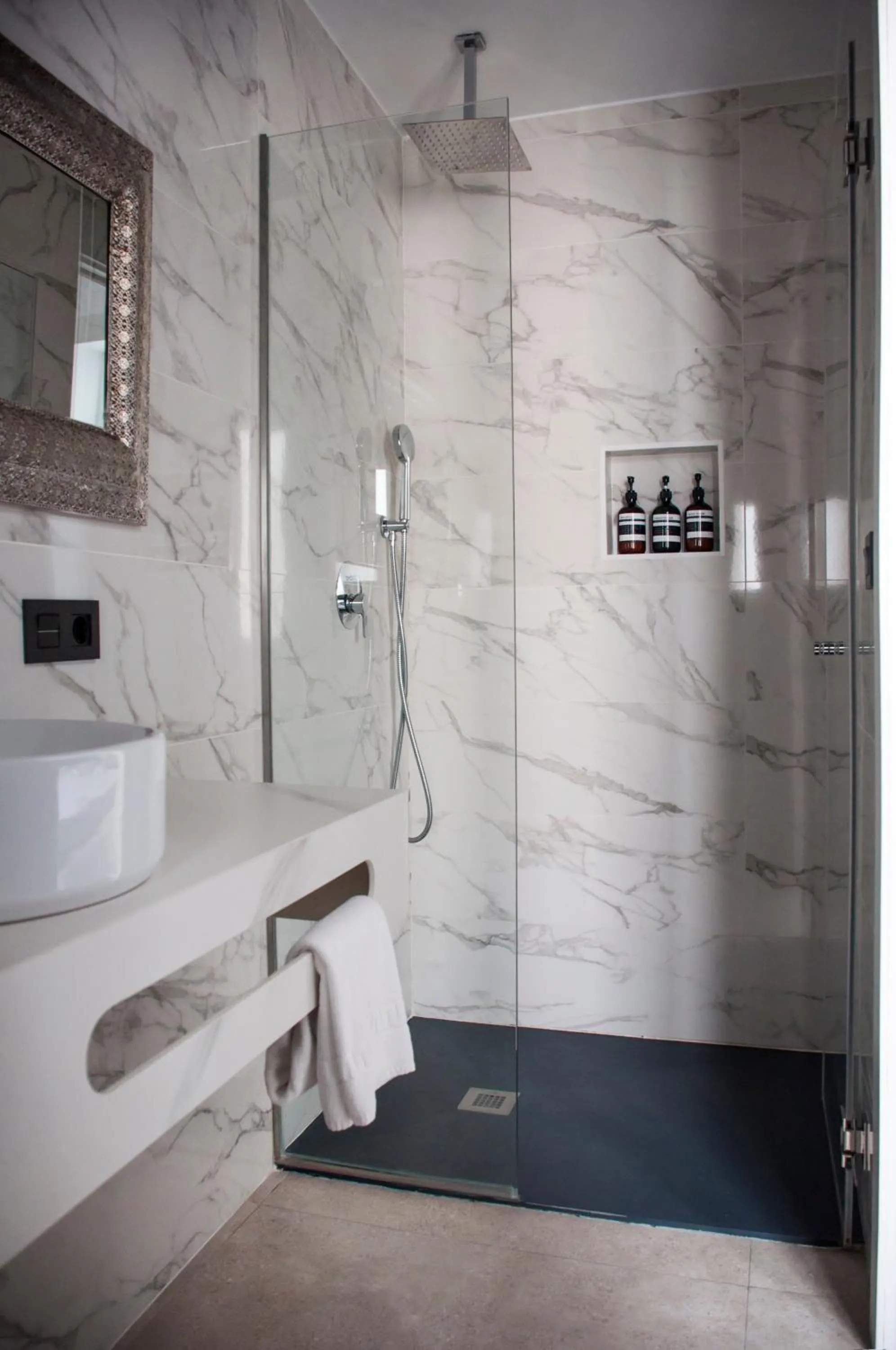 Shower in Valencia Apartamentos Goya
