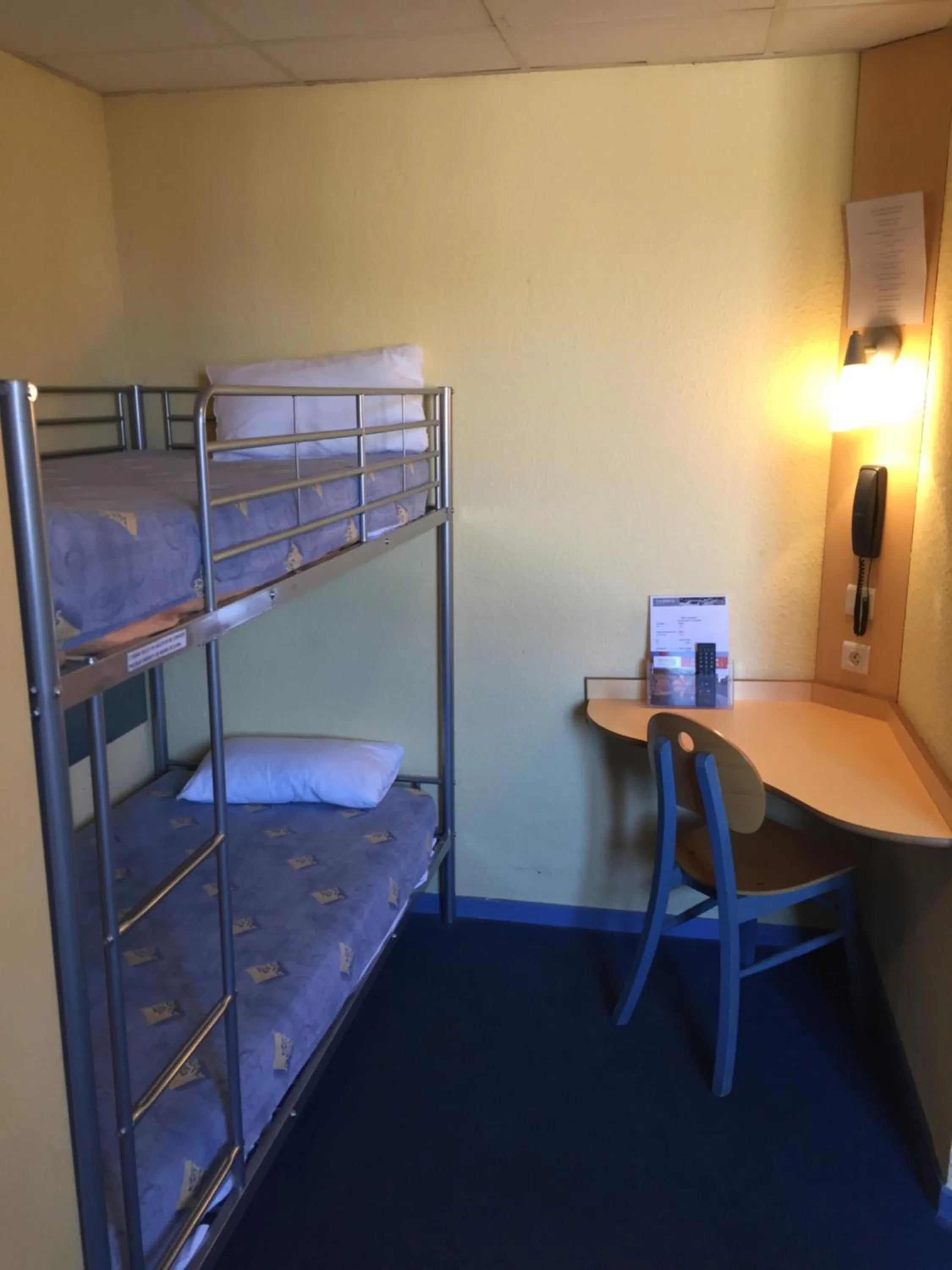 bunk bed, Bed in Hôtel & Résidence Avermes