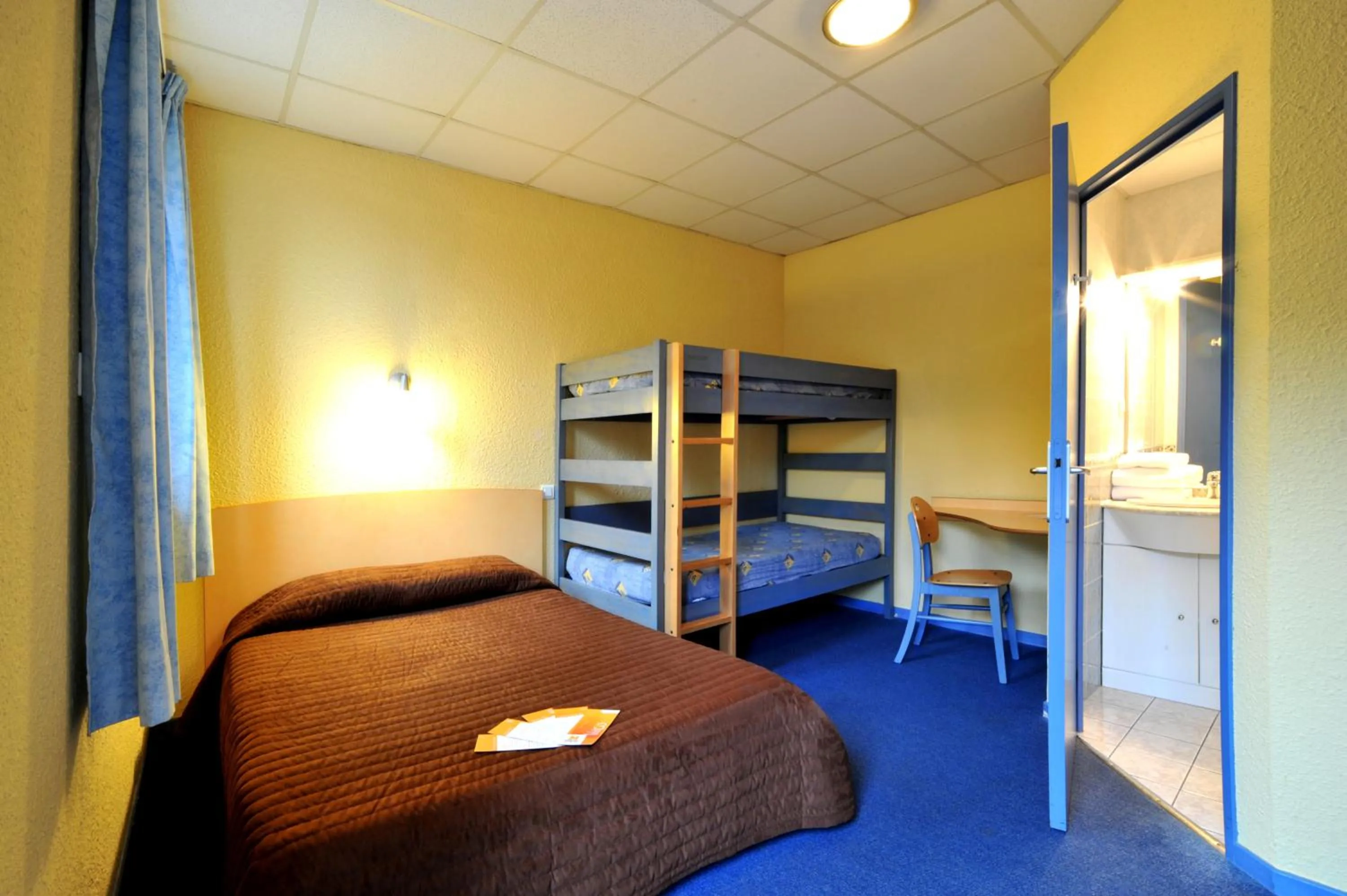 Bedroom, Bed in Hôtel & Résidence Avermes