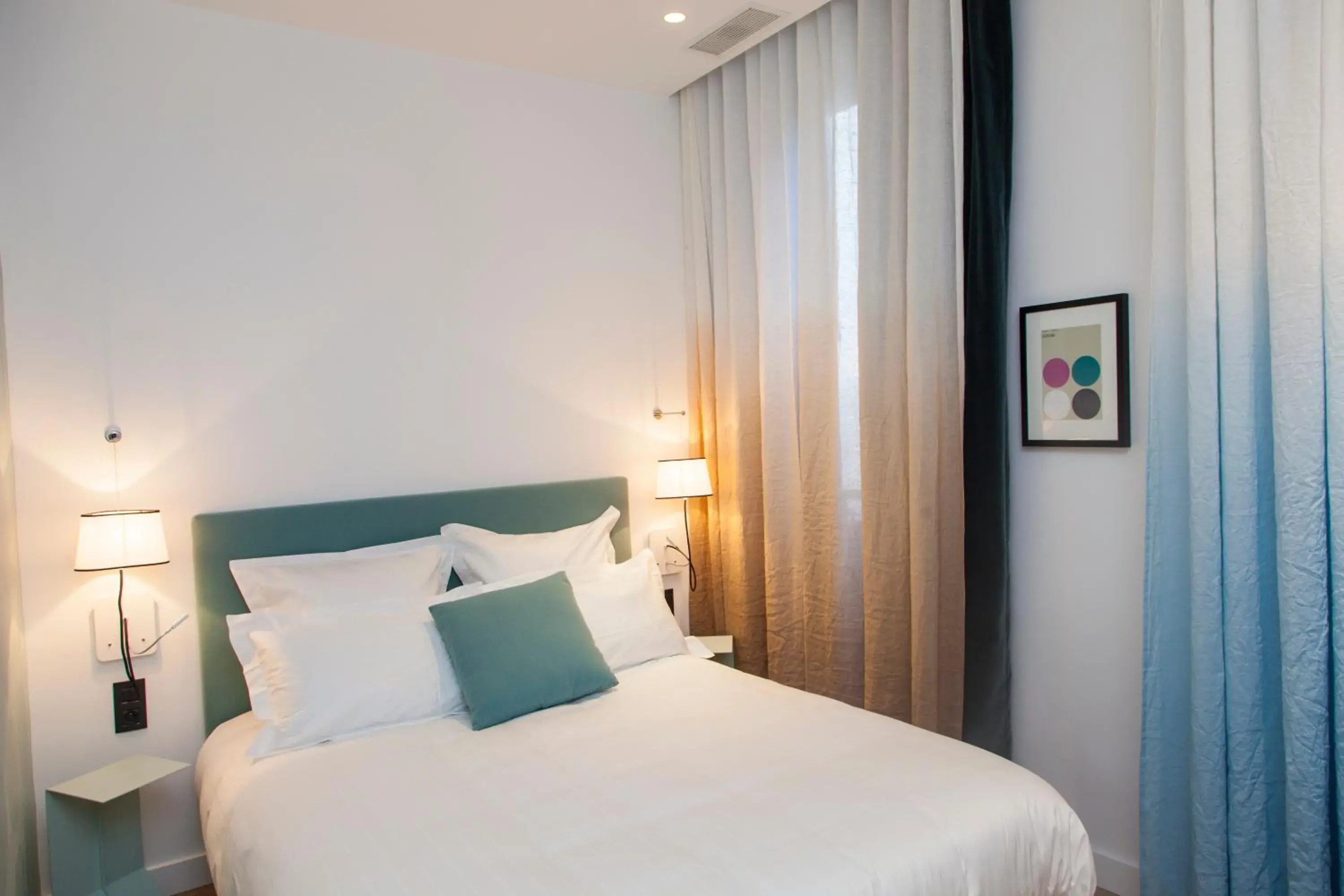 Photo of the whole room, Bed in The Originals Boutique, Hôtel Le Lion, Clermont-Ferrand Photo of the whole room, Bed in The Originals Boutique, Hôtel Le Lion, Clermont-Ferrand