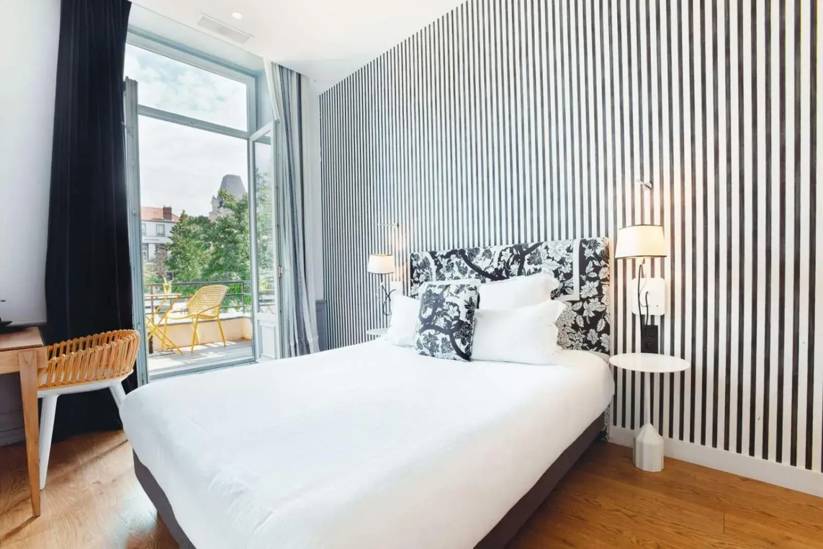 Photo of the whole room, Bed in The Originals Boutique, Hôtel Le Lion, Clermont-Ferrand Photo of the whole room, Bed in The Originals Boutique, Hôtel Le Lion, Clermont-Ferrand