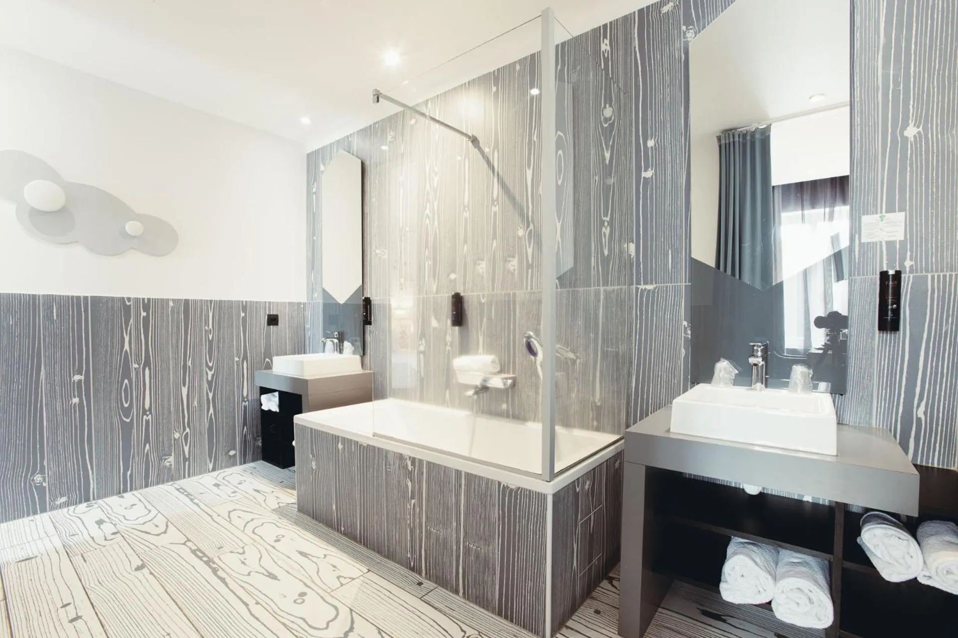 Bathroom in The Originals Boutique, Hôtel Le Lion, Clermont-Ferrand