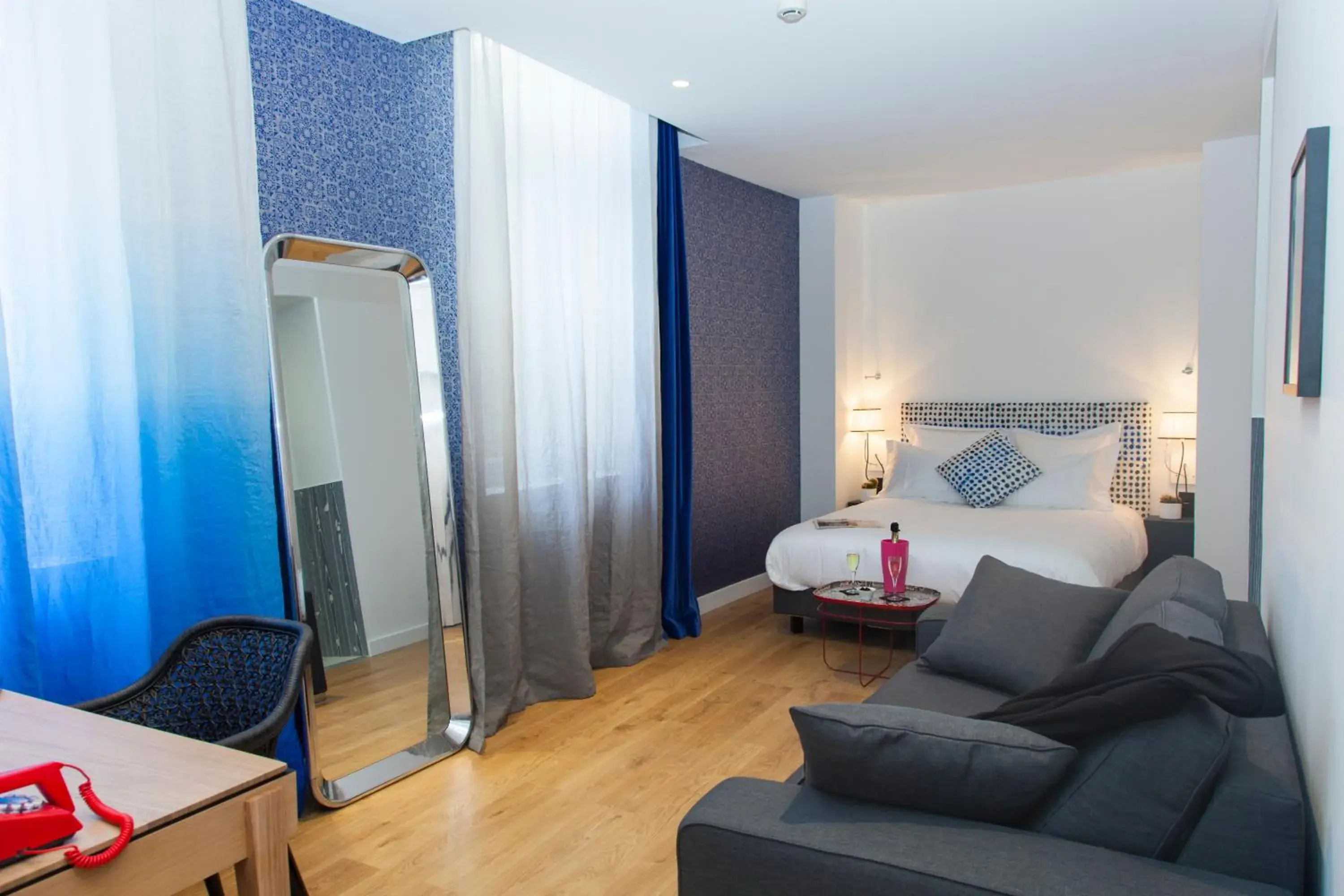 Living room, Bed in The Originals Boutique, Hôtel Le Lion, Clermont-Ferrand Living room, Bed in The Originals Boutique, Hôtel Le Lion, Clermont-Ferrand