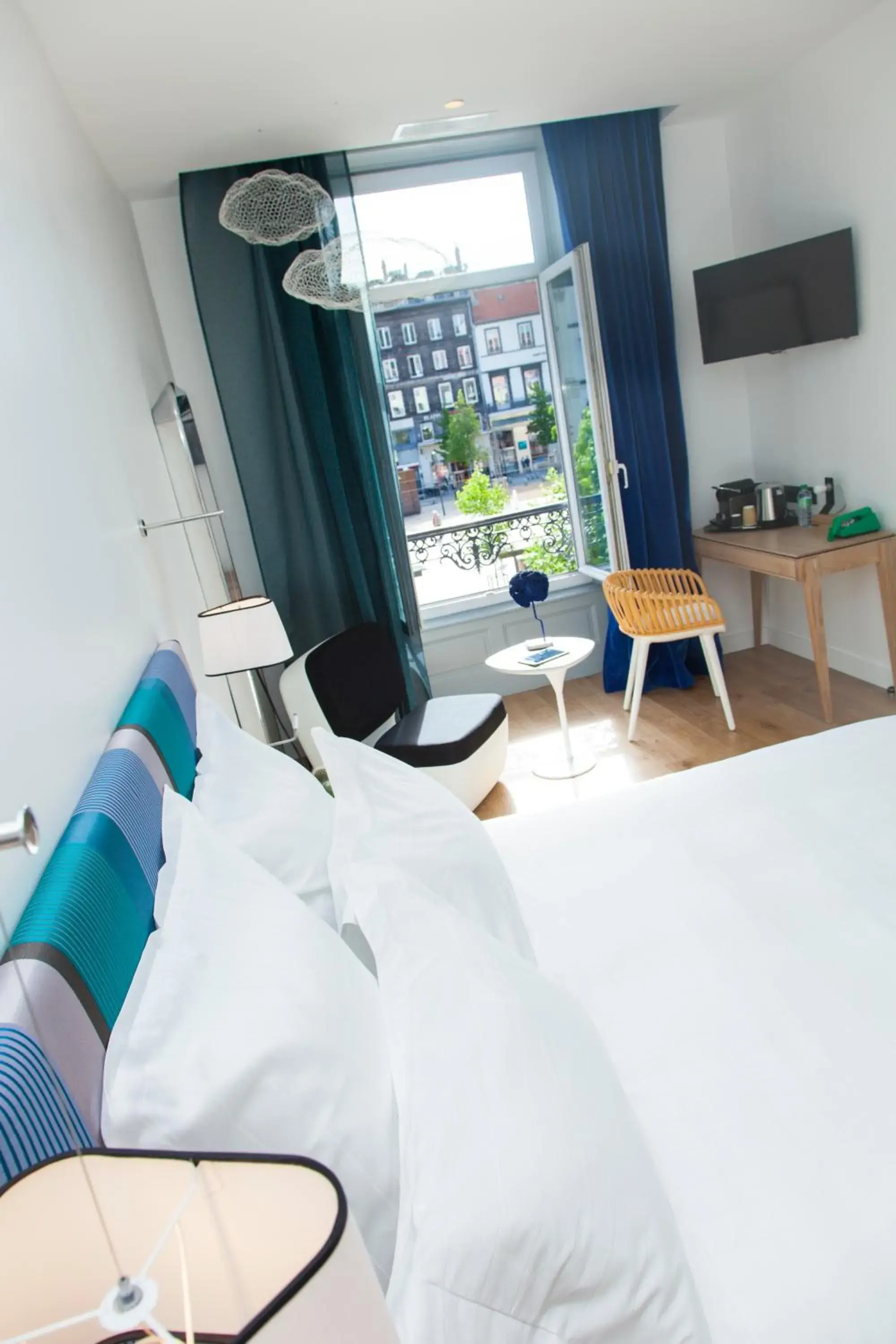 Photo of the whole room, Bed in The Originals Boutique, Hôtel Le Lion, Clermont-Ferrand Photo of the whole room, Bed in The Originals Boutique, Hôtel Le Lion, Clermont-Ferrand