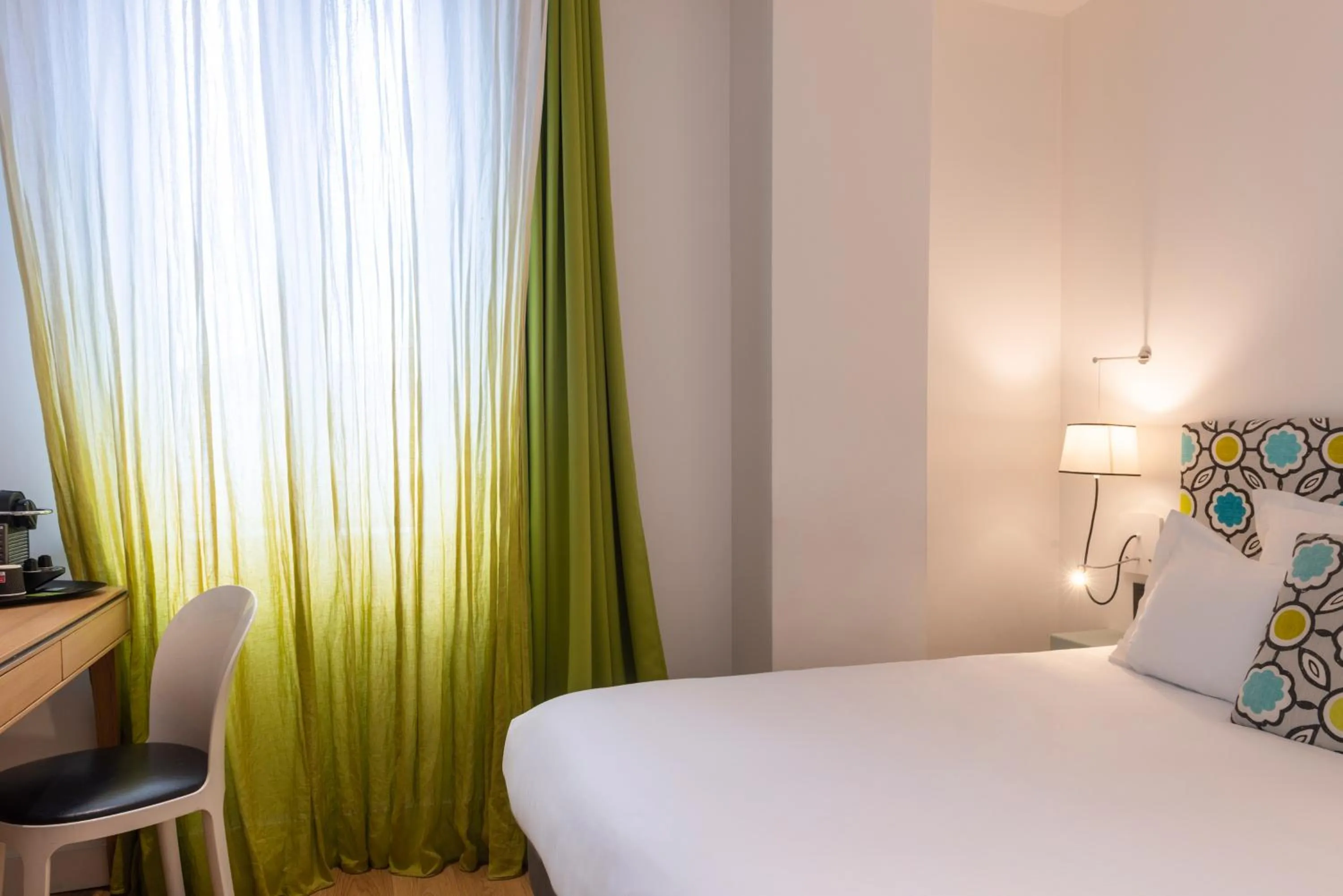 Bedroom, Bed in The Originals Boutique, Hôtel Le Lion, Clermont-Ferrand