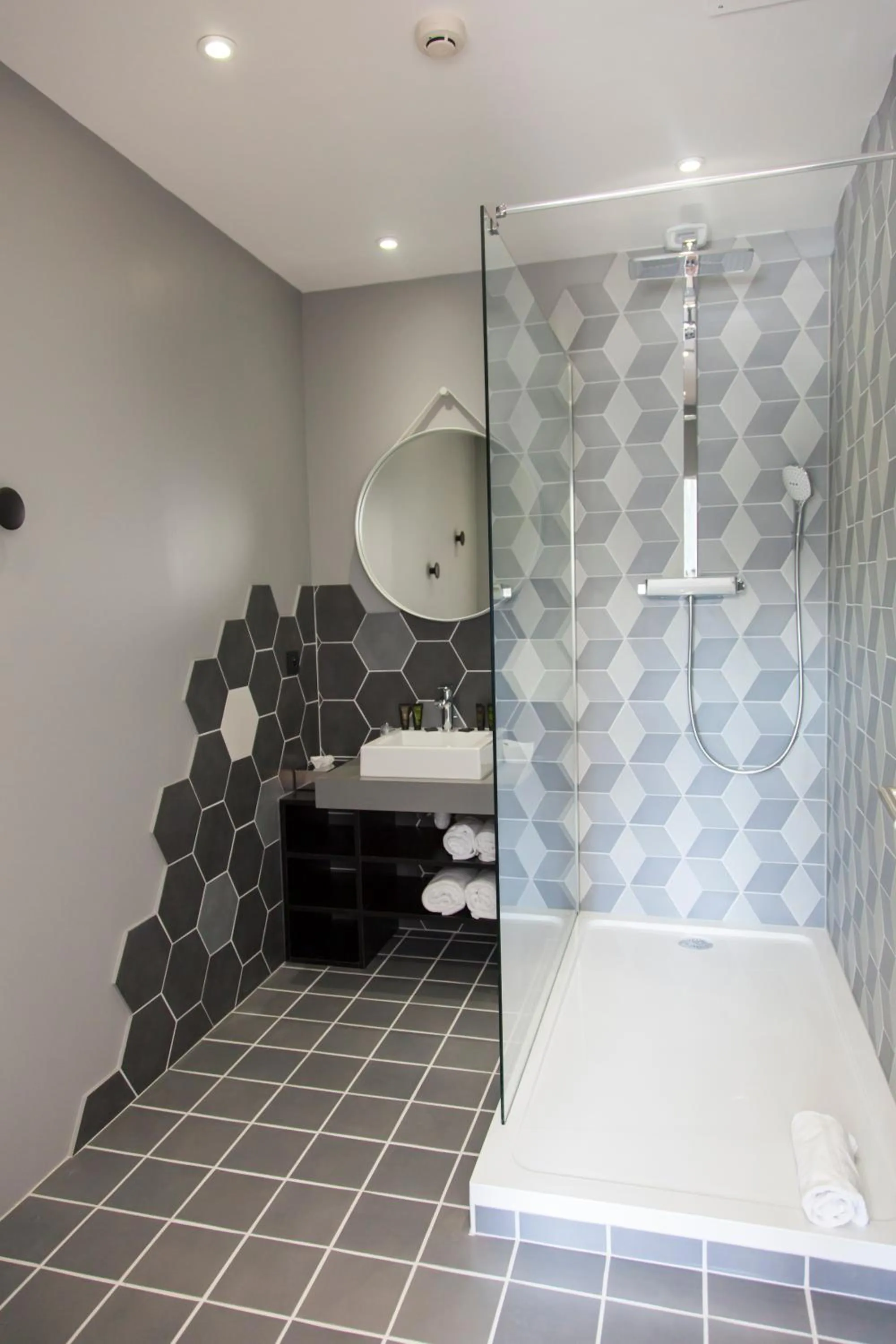 Shower in The Originals Boutique, Hôtel Le Lion, Clermont-Ferrand