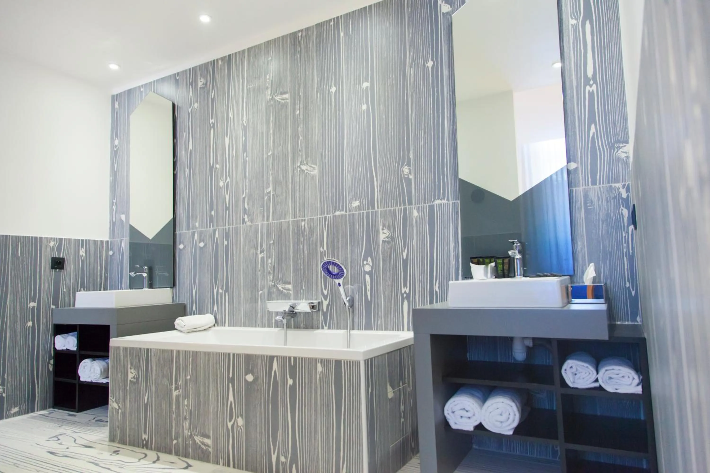 Bathroom in The Originals Boutique, Hôtel Le Lion, Clermont-Ferrand