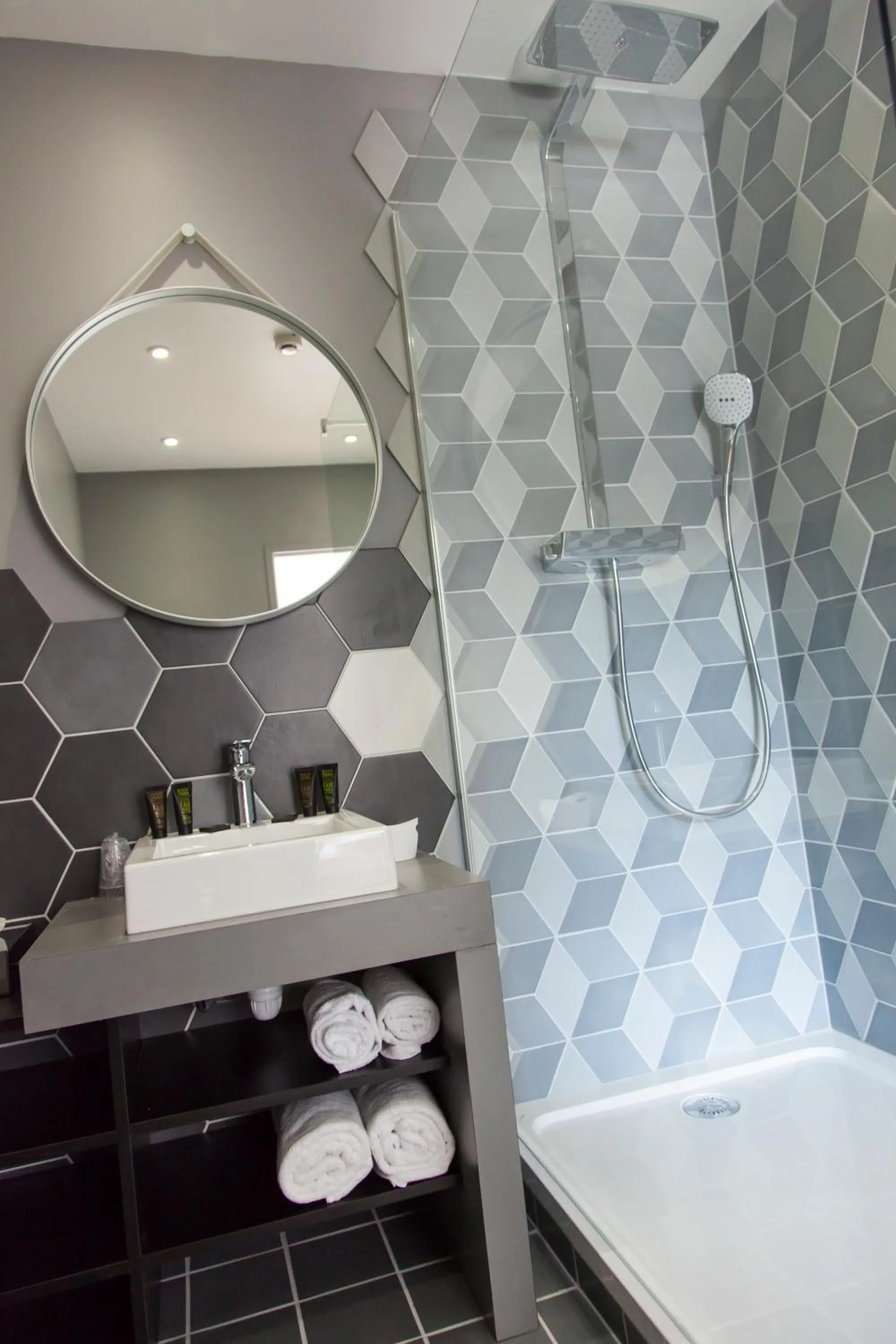 Shower in The Originals Boutique, Hôtel Le Lion, Clermont-Ferrand