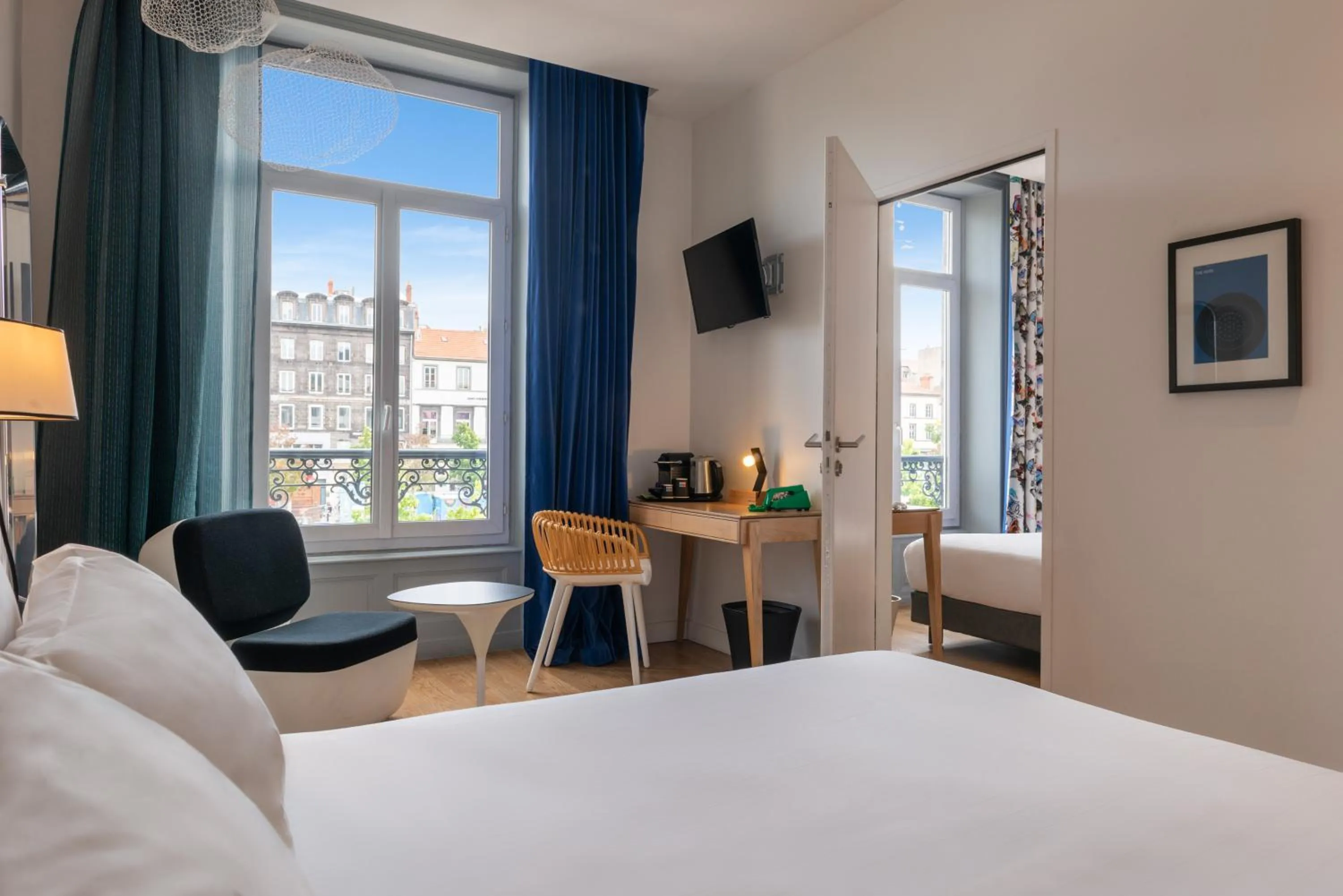 Bedroom, Bed in The Originals Boutique, Hôtel Le Lion, Clermont-Ferrand
