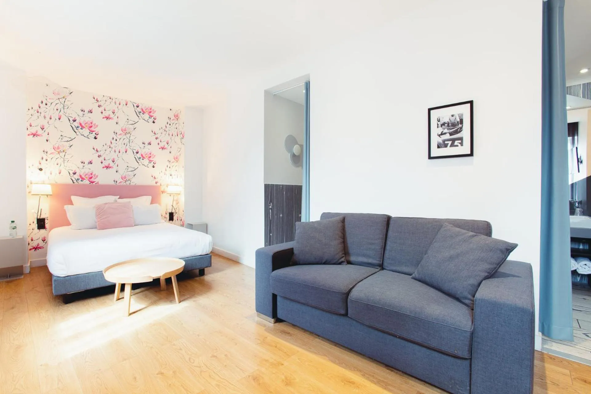 Photo of the whole room, Bed in The Originals Boutique, Hôtel Le Lion, Clermont-Ferrand
