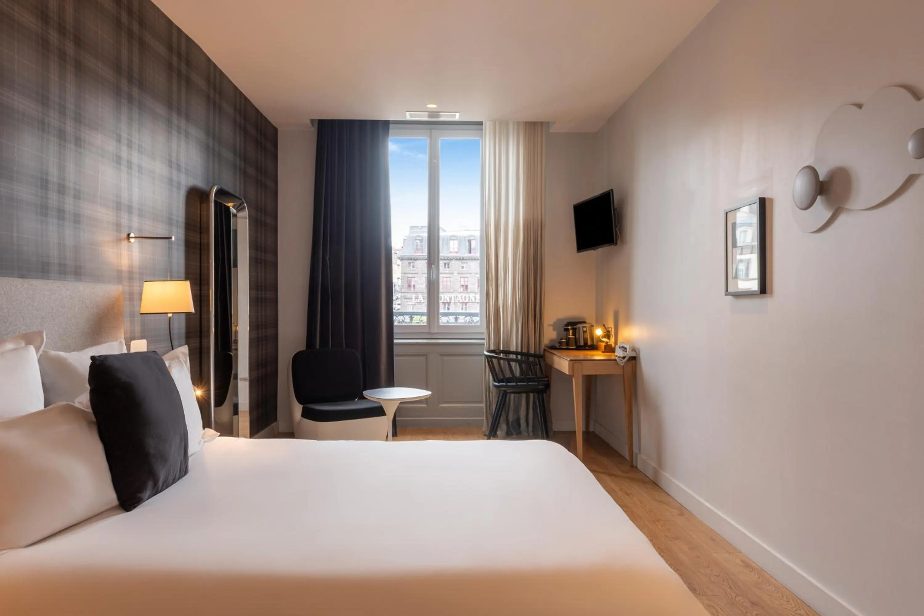 Bedroom, Bed in The Originals Boutique, Hôtel Le Lion, Clermont-Ferrand