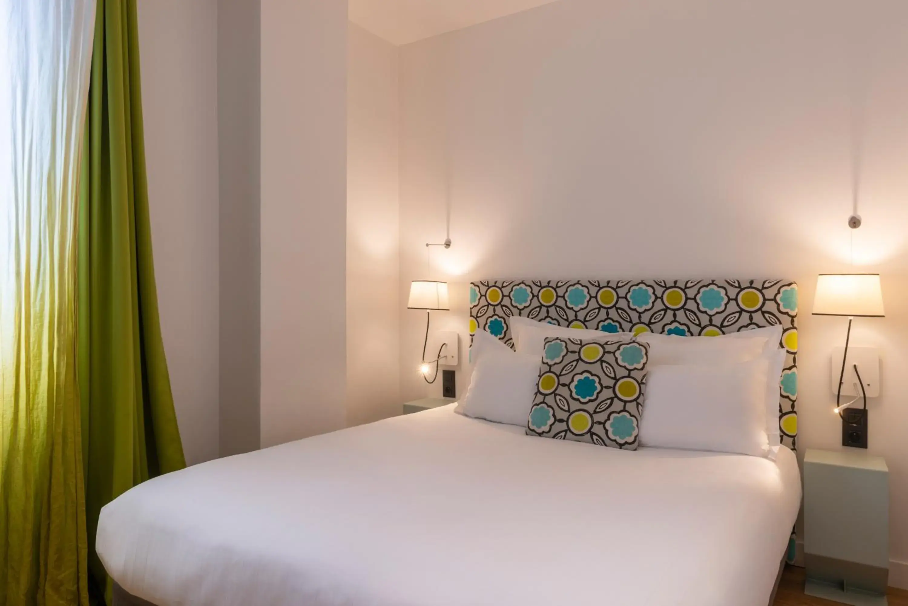 Bedroom, Bed in The Originals Boutique, Hôtel Le Lion, Clermont-Ferrand Bedroom, Bed in The Originals Boutique, Hôtel Le Lion, Clermont-Ferrand